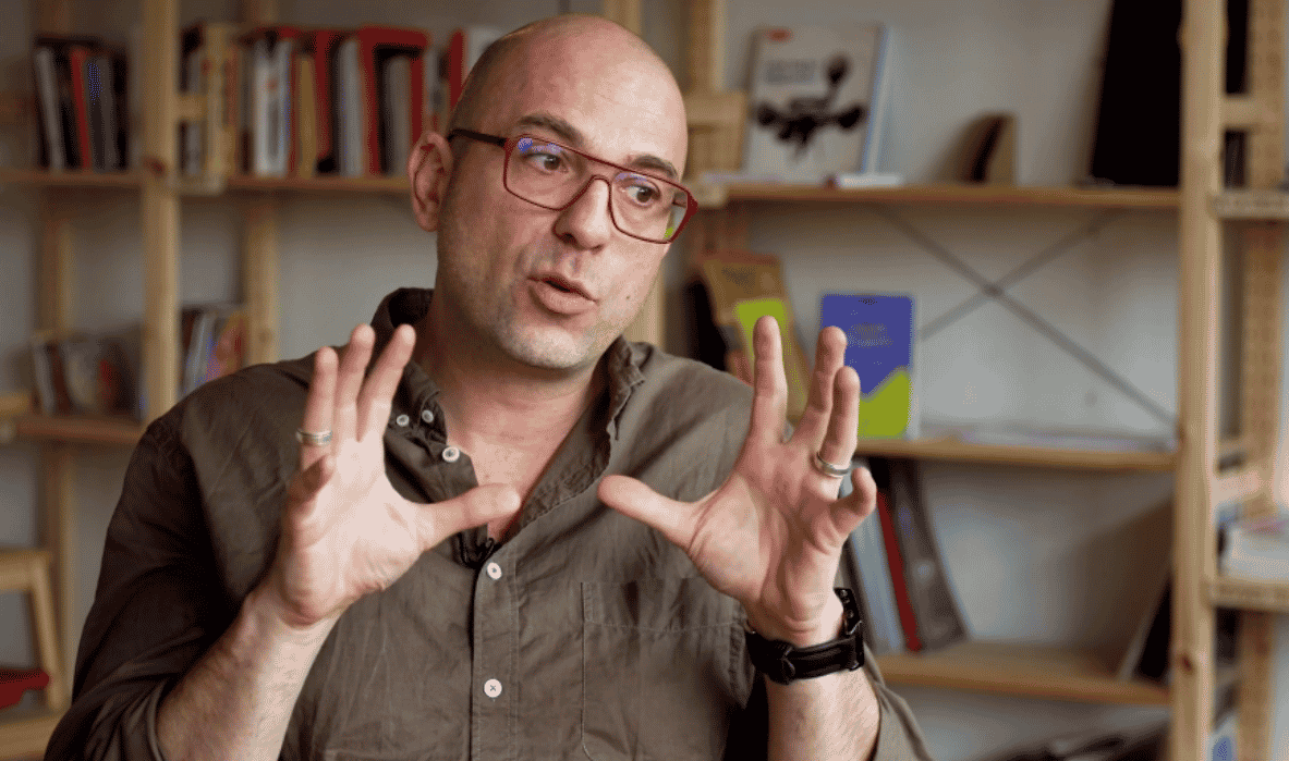 Le chercheur Olivier Ertzscheid dénonce l'émergence du « Web synthétique », un Internet où les contenus produits par des machines finissent par occuper l'essentiel de l'espace d'expression visible.
