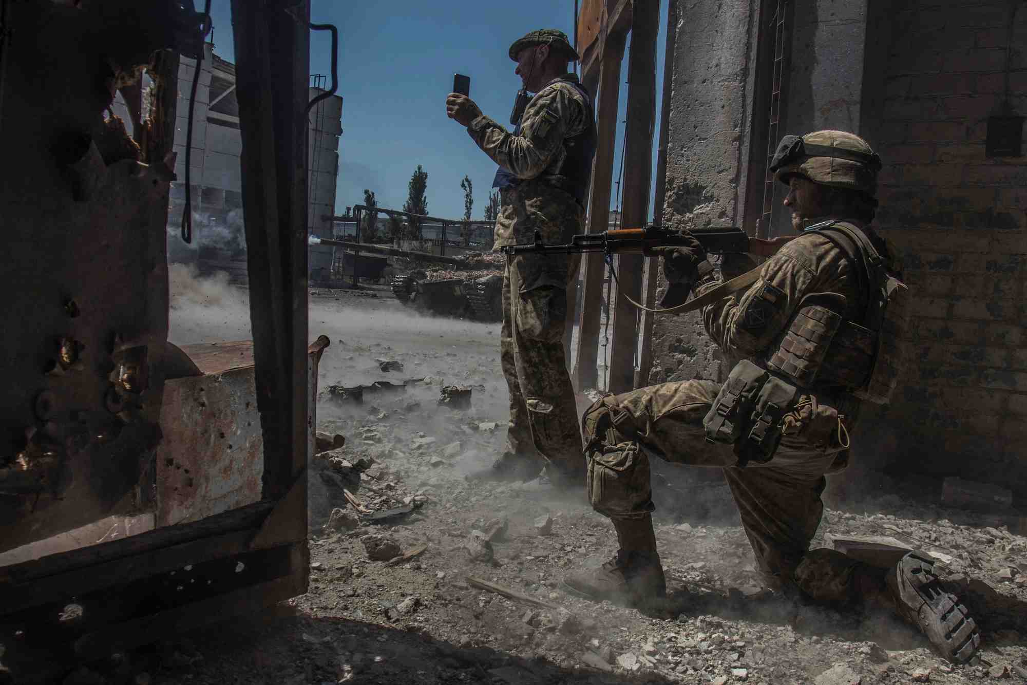 L'ukraine envoie des renforts dans sievierodonetsk assiegee par les russes