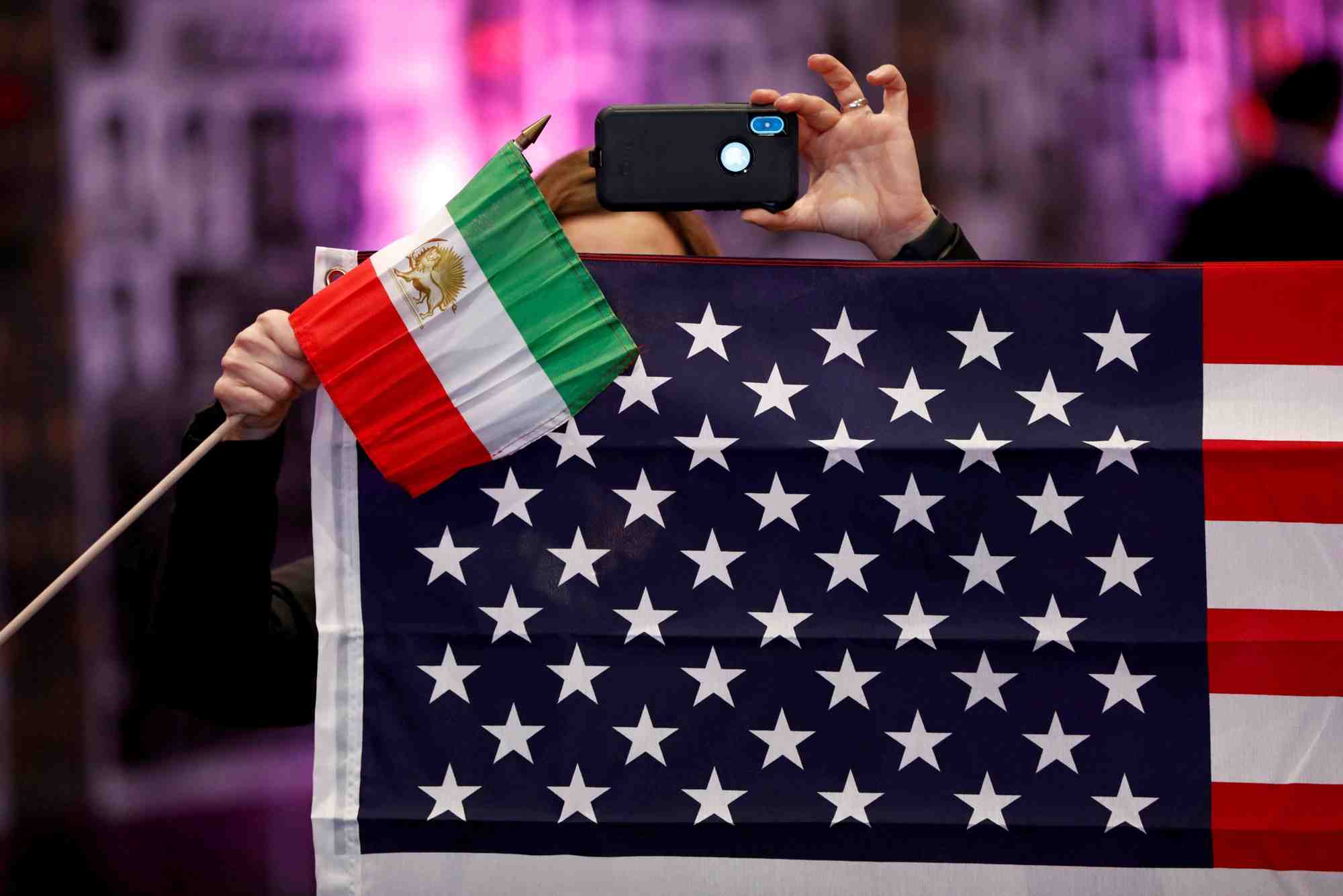 Photo des drapeaux de l'iran et des etats-unis