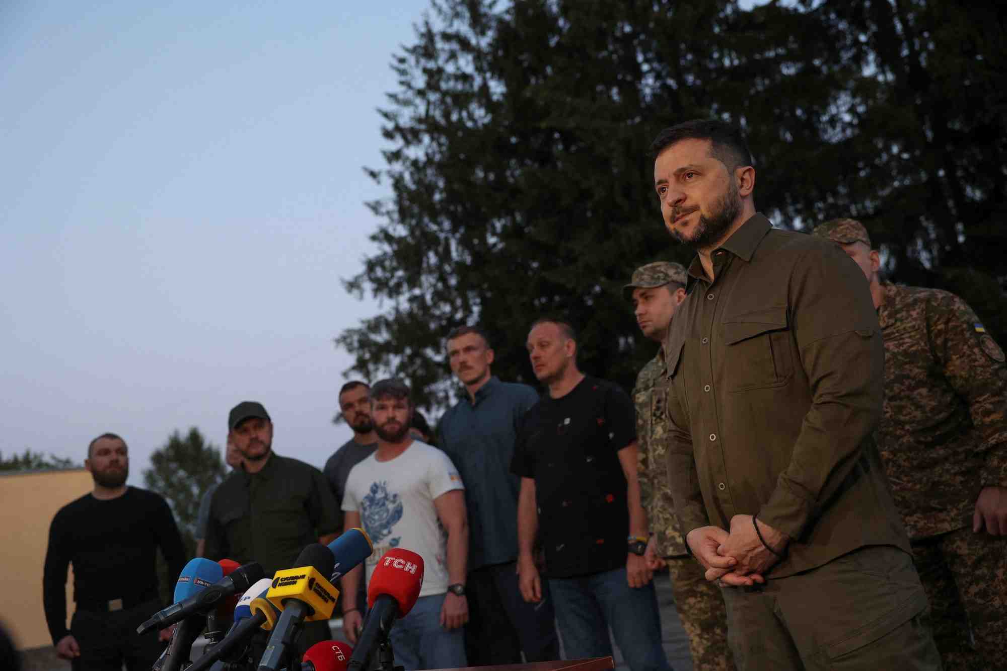 Le president ukrainien et cinq commandants d'azovstal s'adressent aux medias a lviv apres leur retour d'istanbul