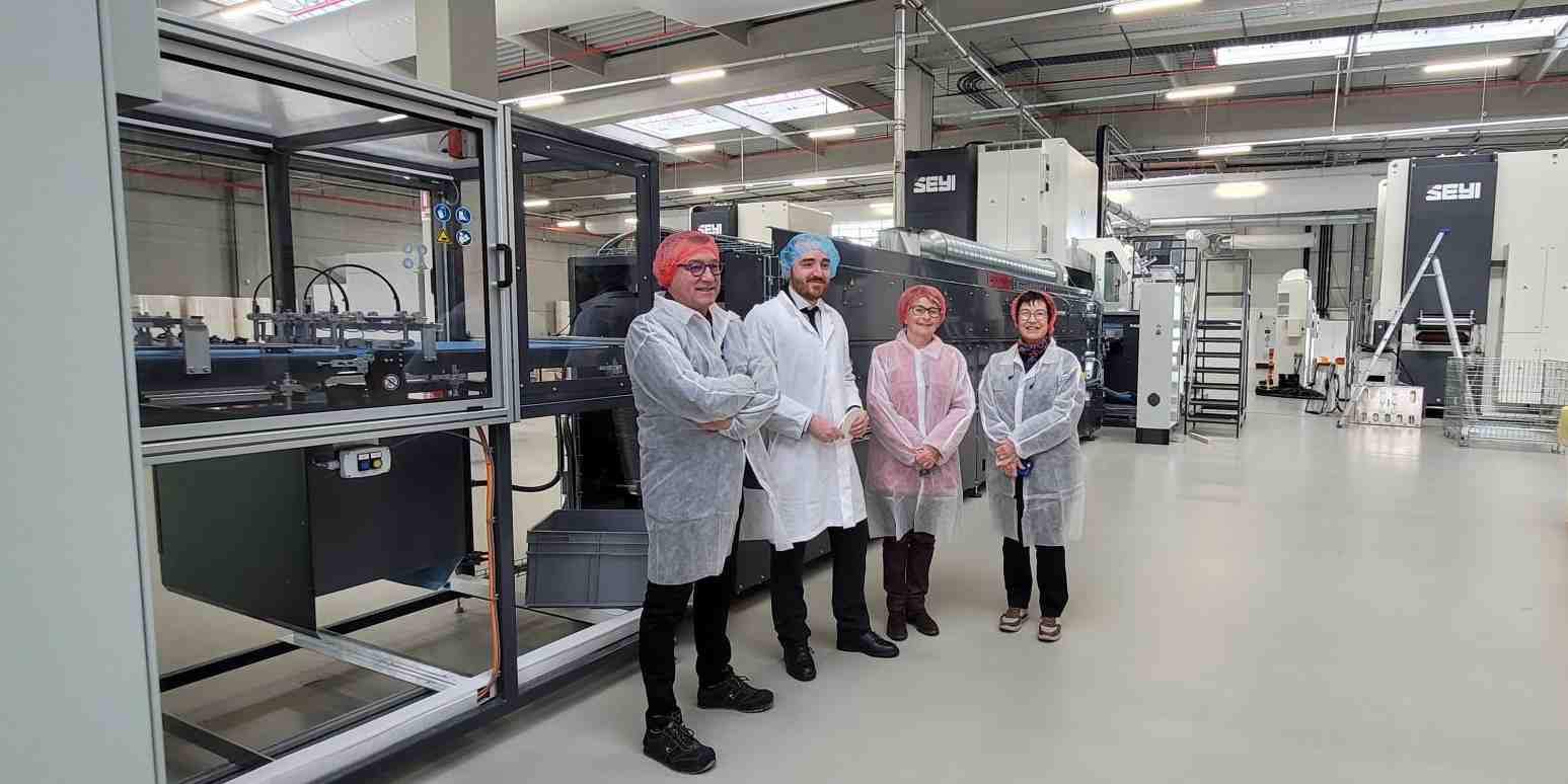 Les représentants représentants de la quatrième génération aux commandes du groupe avec Marie-Guite Dufay, présidente de la région Bourgogne-Franche-Comté devant la première machine fonctionnant avec la technologie pulpe sèche développée par la start-up suédois : Pulpac.