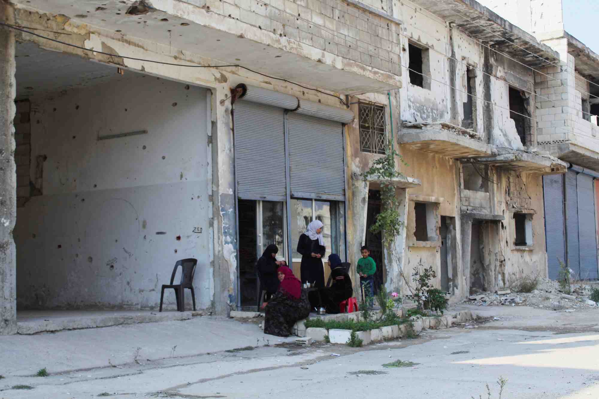 Des personnes sont assises a homs