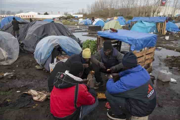 Les migrants de calais regroupes dans un camp de fortune