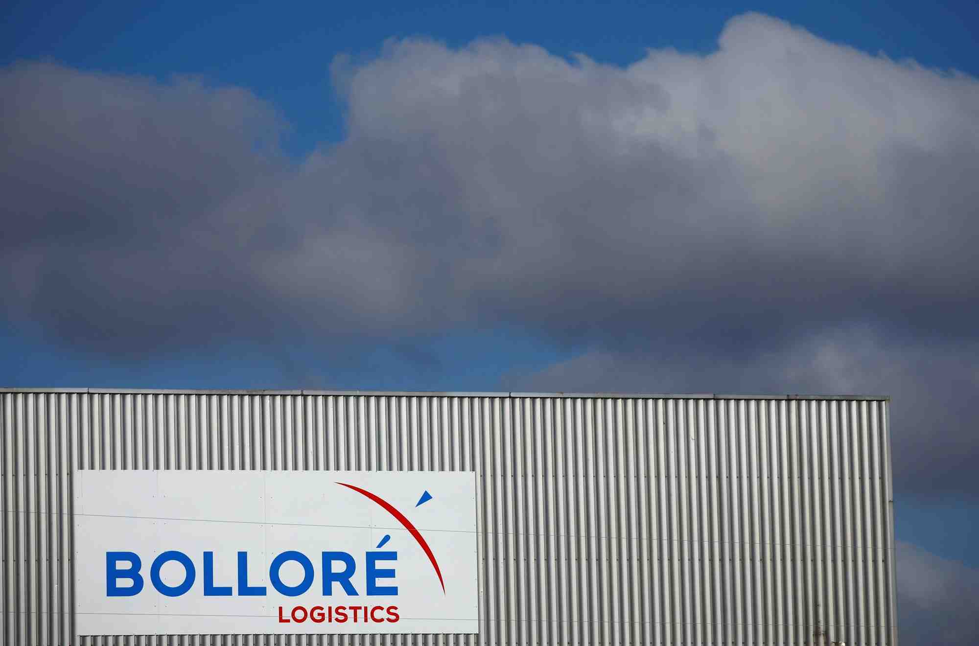 Le logo de bollore logisitcs a montoir-de-bretagne, en france
