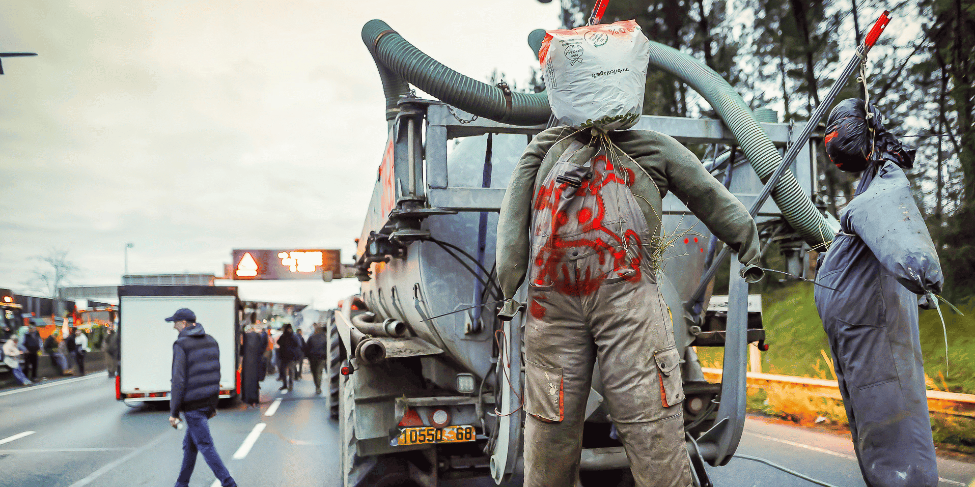 Depuis deux semaines, les agriculteurs manifestent dans toute la France, comme ici le 24 janvier sur la rocade de Bordeaux.