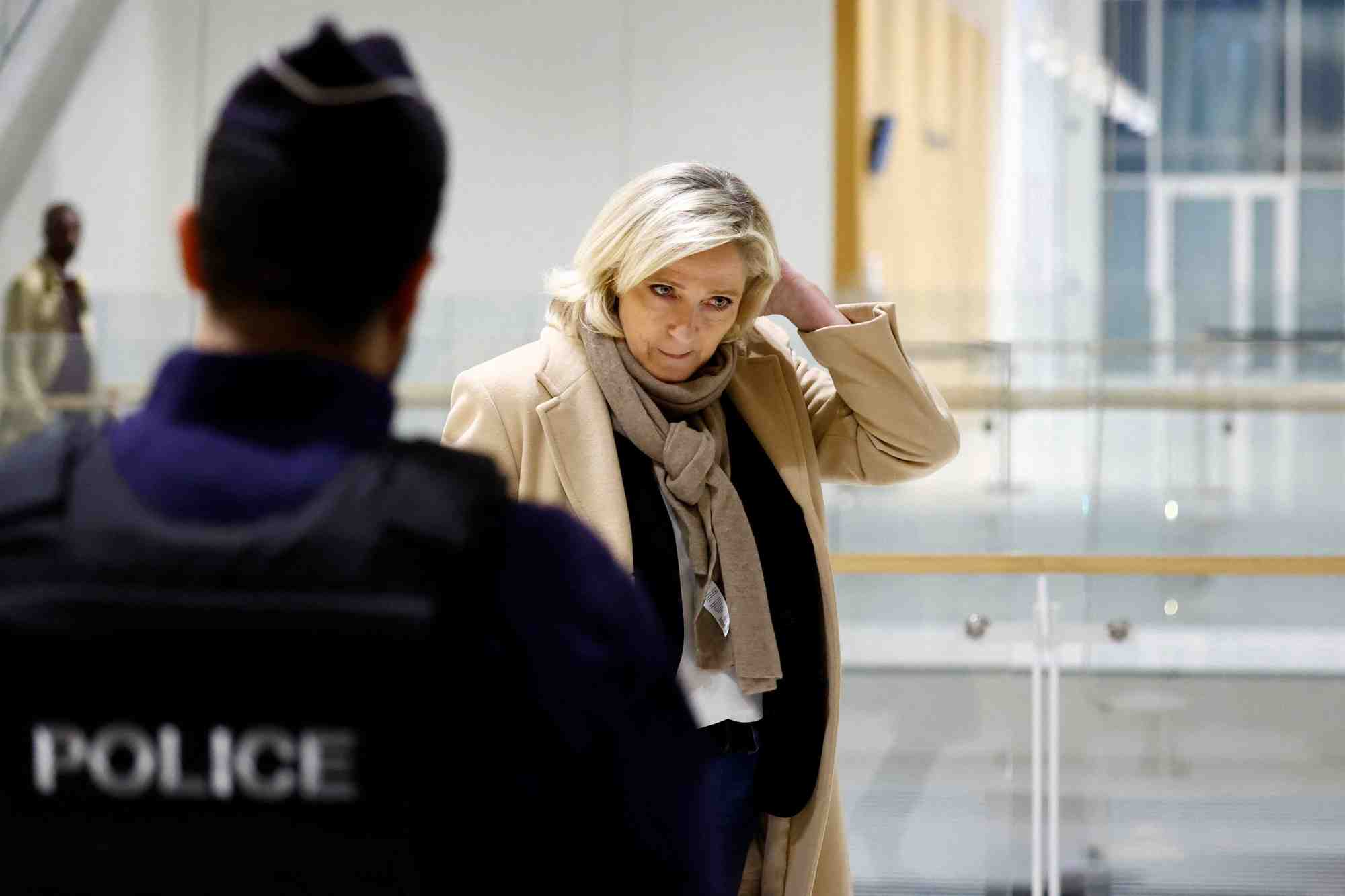 Marine le pen, le dernier jour de son proces pour detournement presume de fonds de l'ue, au palais de justice de paris