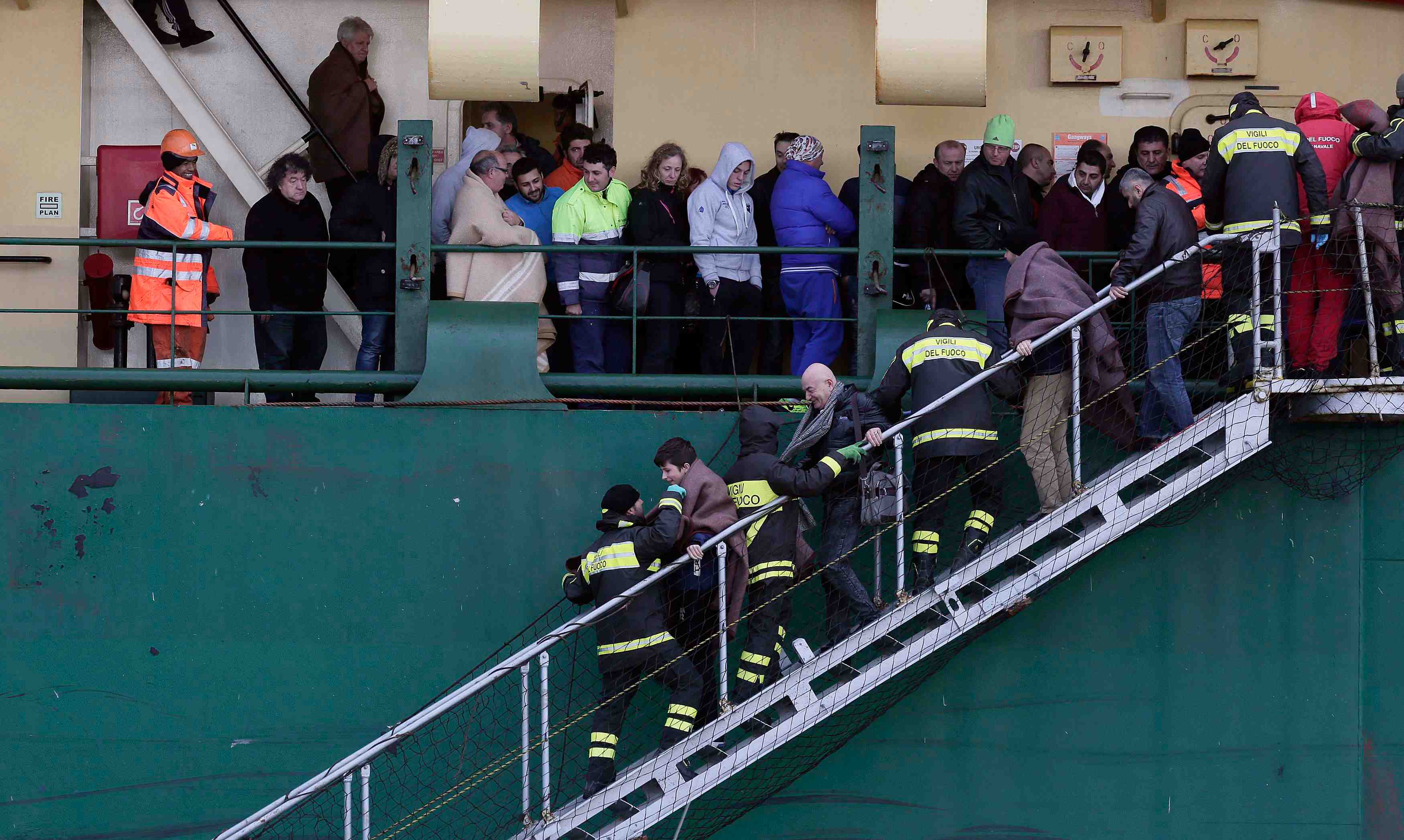 Quatre corps retrouves a bord du ferry incendie en mediterranee