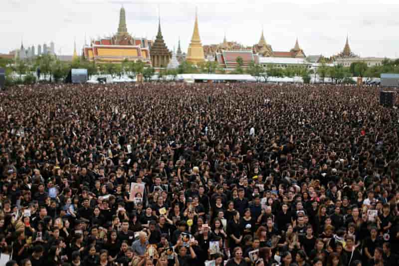 Une foule immense entonne l'hymne royal a en hommage au souverain decede