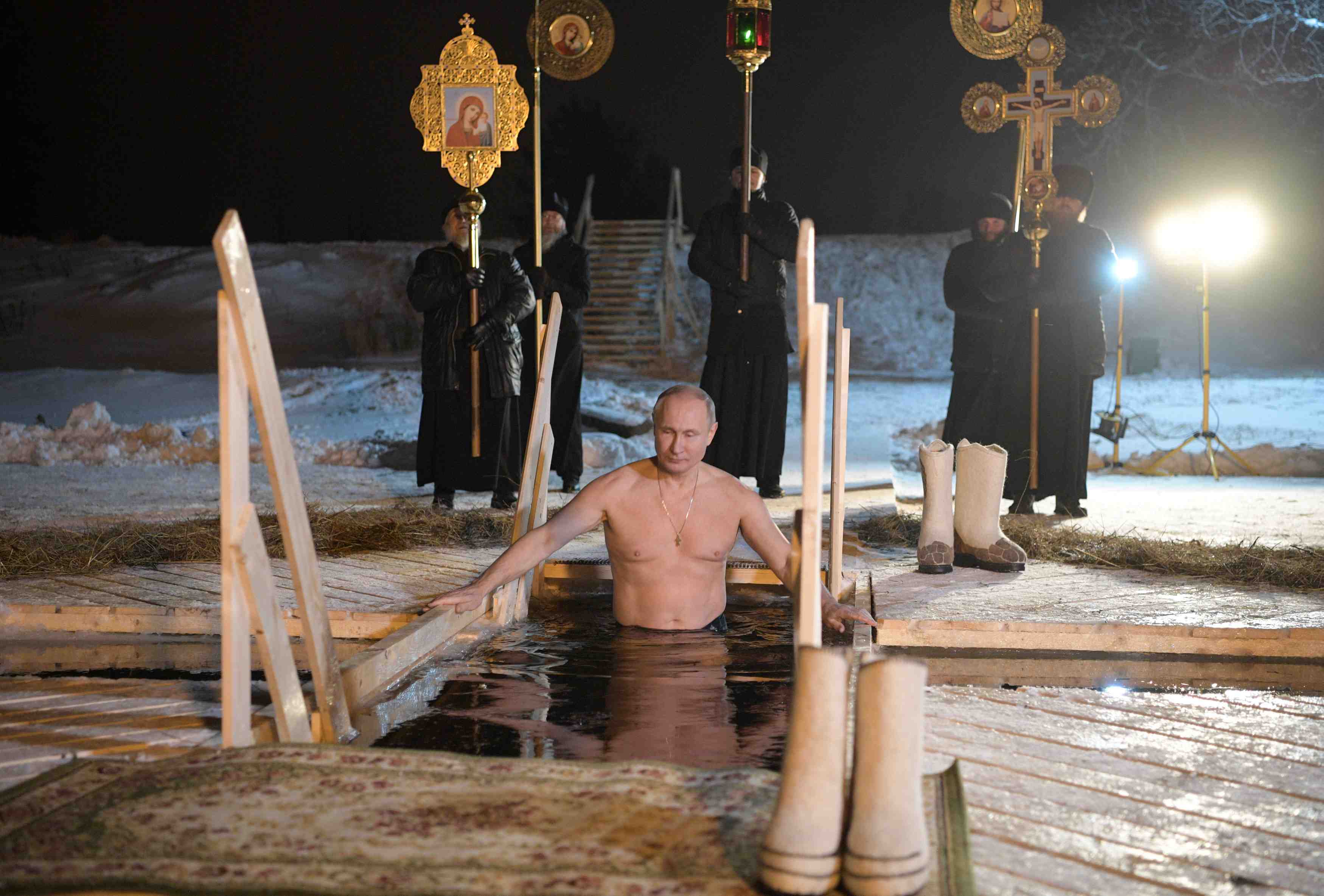 Poutine prend un bain glace a l'occasion d'une fete orthodoxe