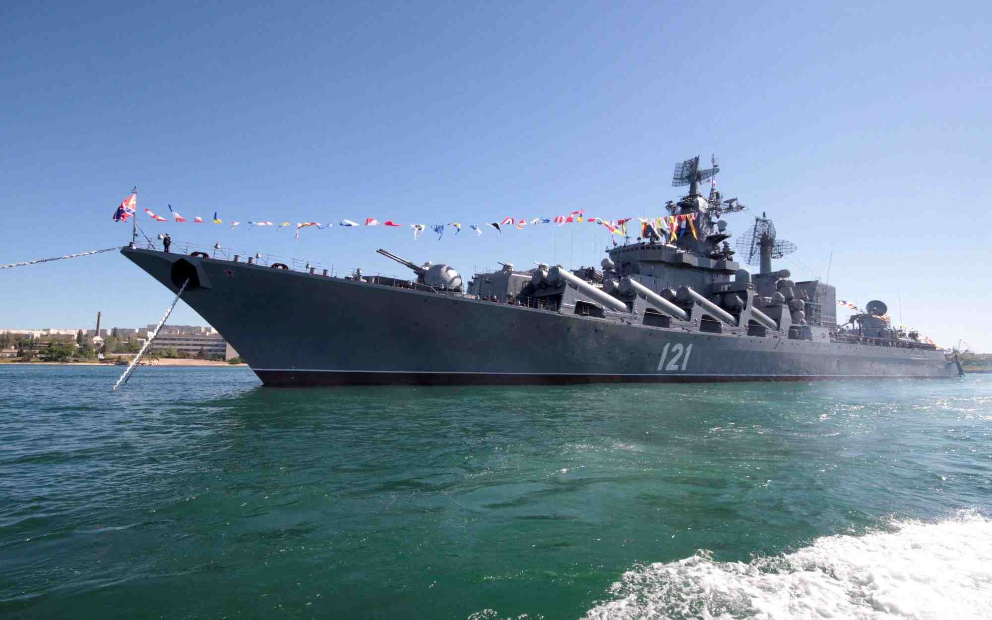 La russie annonce que son vaisseau amiral endommage dans la mer noire a coule