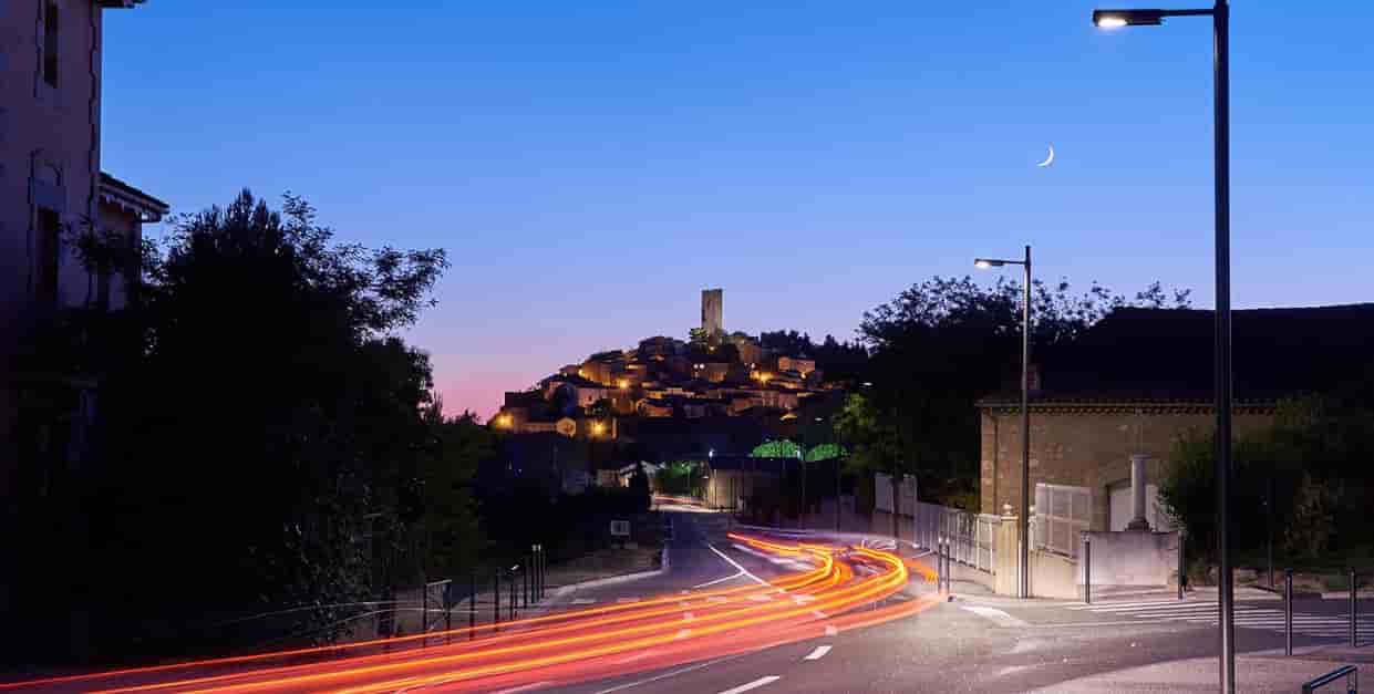 En 2019, la commune de Montady, à l'ouest de Béziers, a lancé une expérimentation en dotant un tronçon de la RD11 qui traverse la ville d'un éclairage intelligent : la route s'éclaire à l'approche d'une voiture avant de retomber dans la pénombre.
