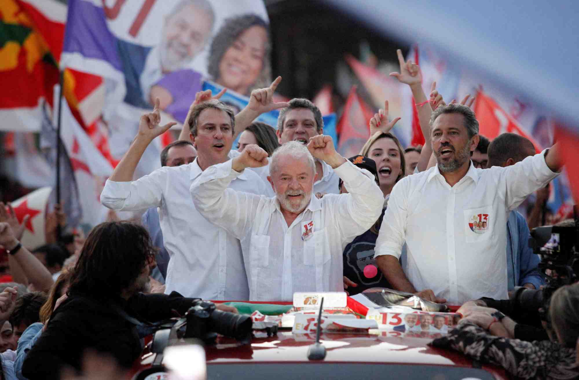 L'ancien president du bresil et candidat a l'election presidentielle luiz inacio lula da silva salue ses partisans a fortaleza