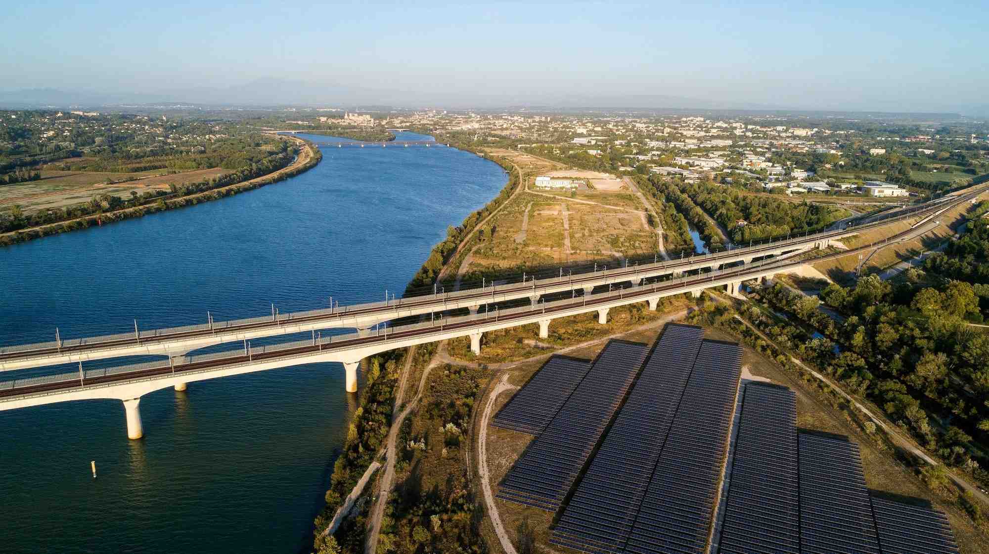 Le projet Solarhona a fait l'objet d'un financement participatif, un modèle de financement en croissance, qui permet aux habitants d'investir leur épargne dans des projets construits à proximité.
