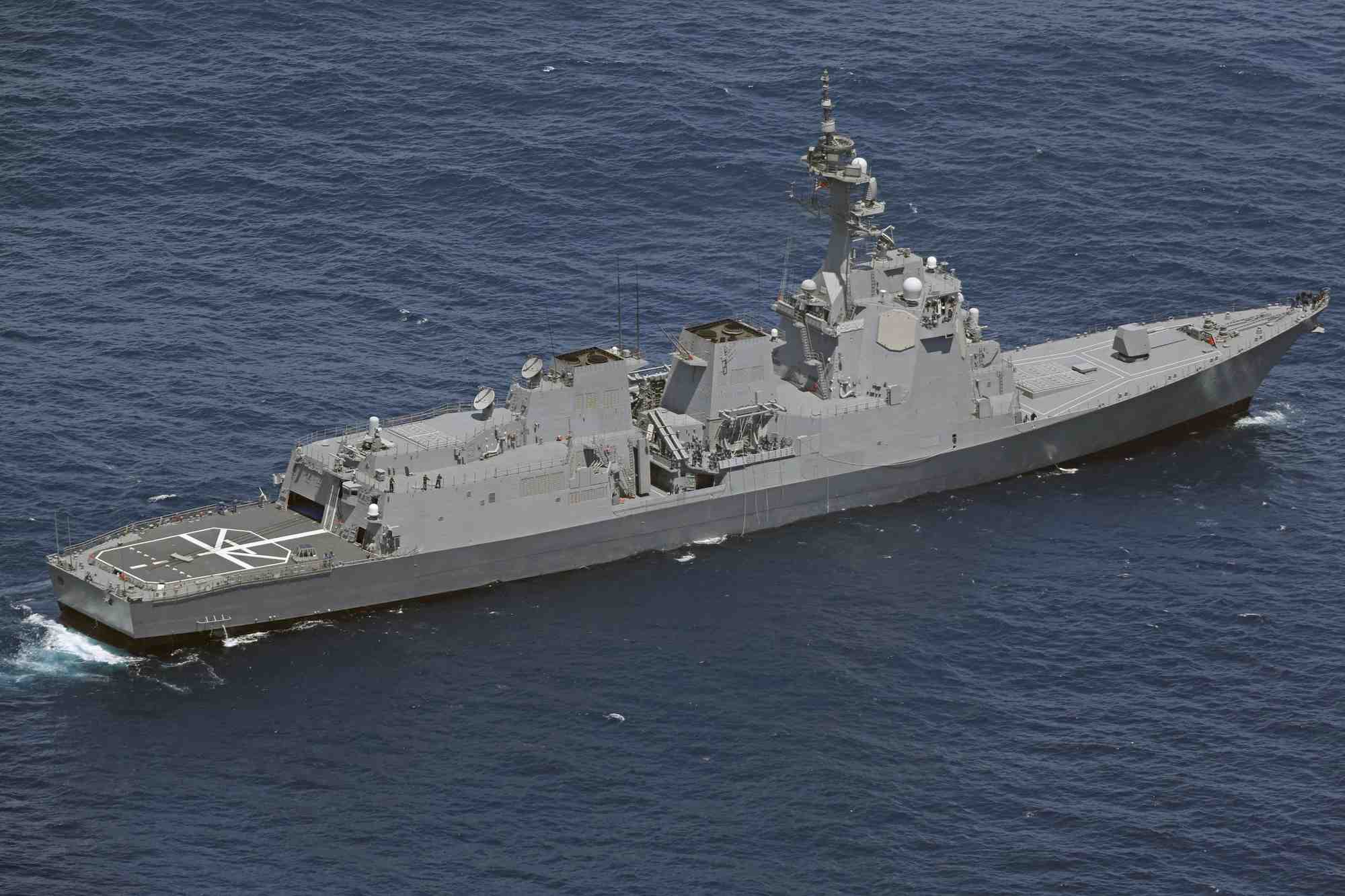 Photo d'un navire de la force maritime d'autodefense japonaise (jmsdf) qui mene une operation de recherche et de sauvetage sur le site ou deux helicopteres de la jmsdf se sont ecrases en mer pres de torishima