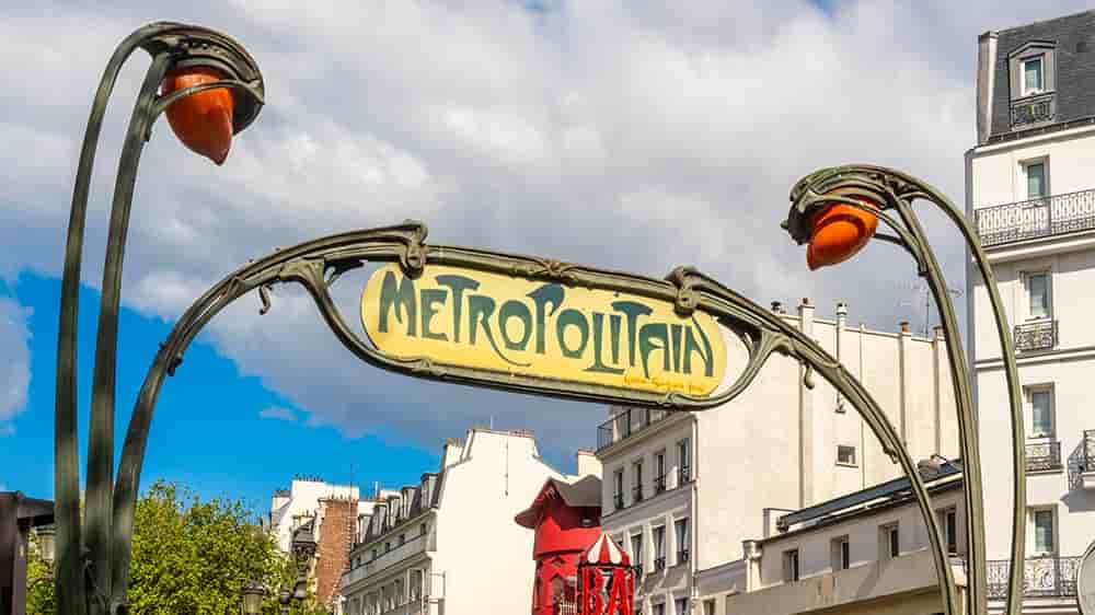 Boulevard de Clichy, on trouve l'entrée du métro de la Station Blanche, conçue par Hector Guimard.
