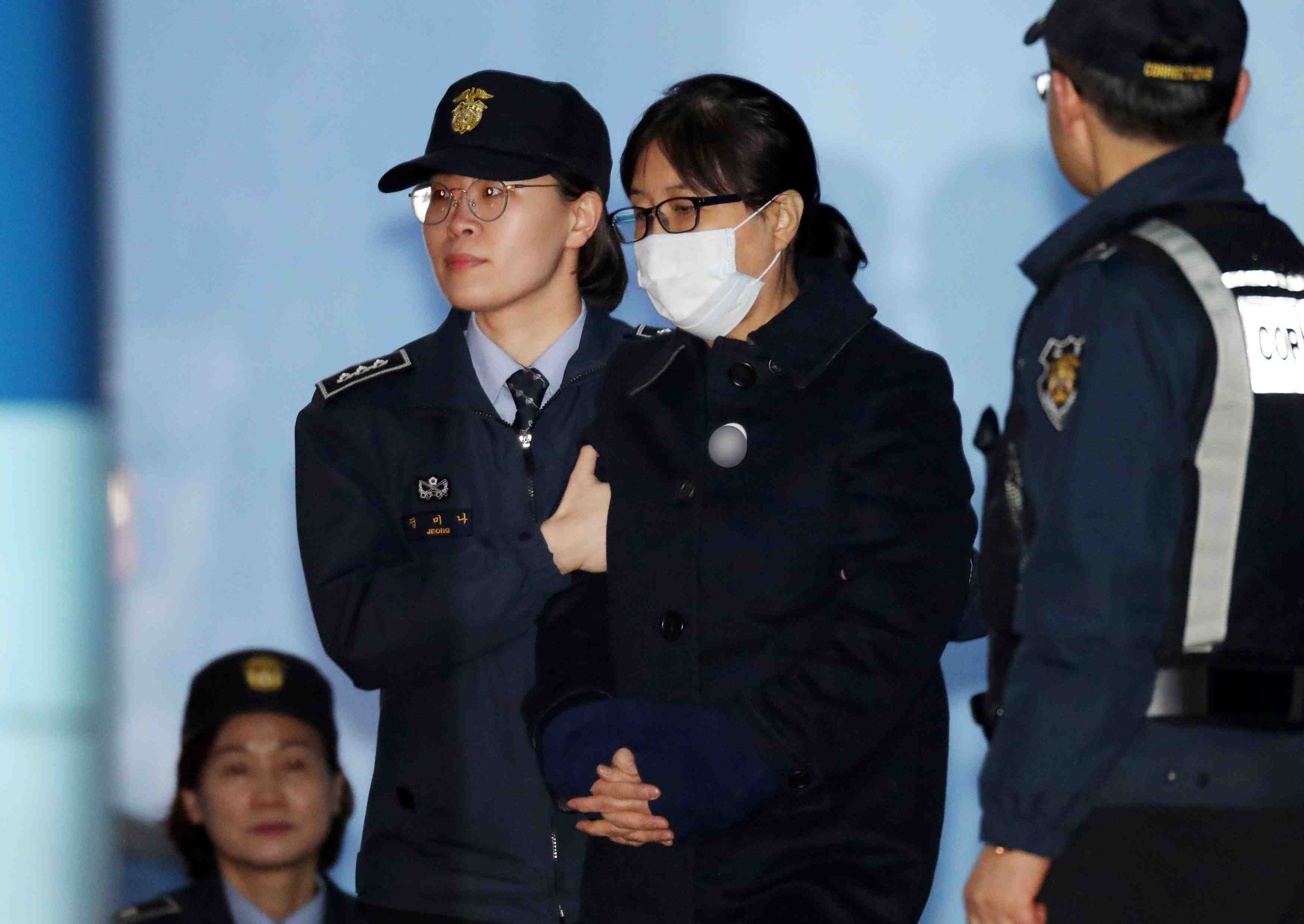 L'amie de l'ex-presidente sud-coreenne condamnee a 20 ans de prison
