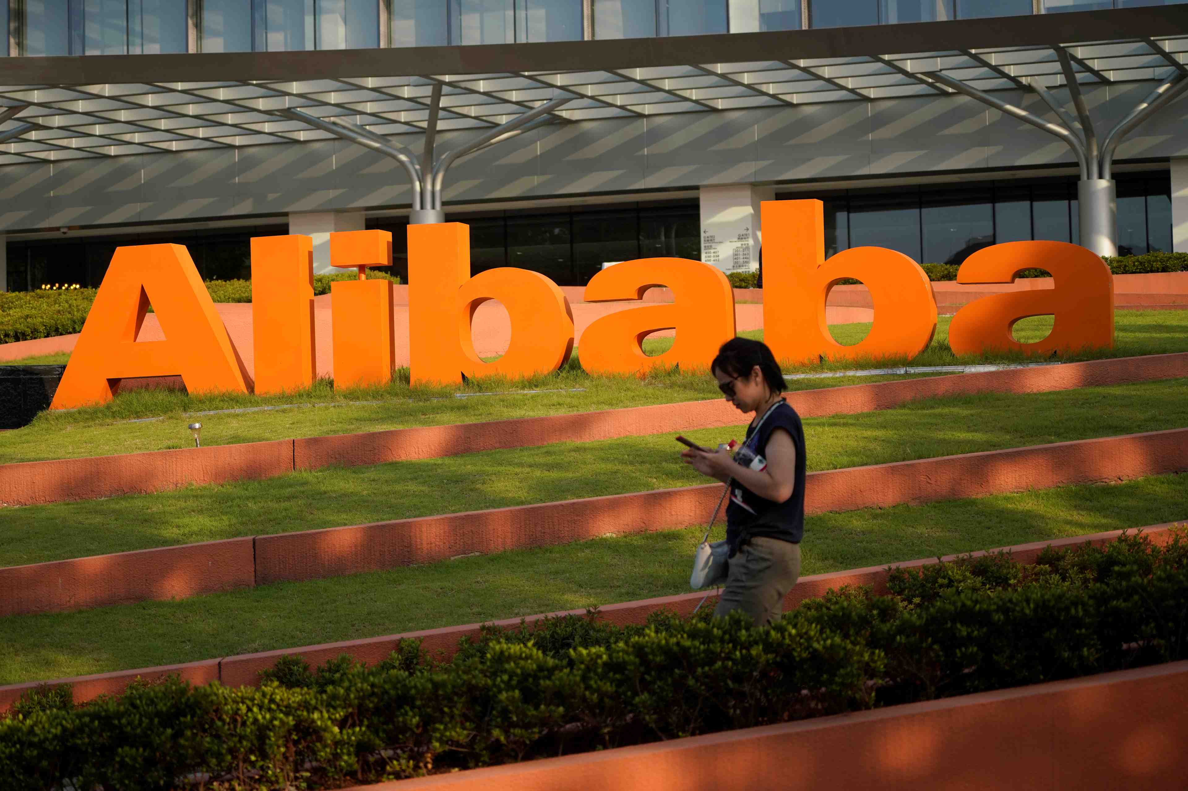 Alibaba investit 693 millions de dollars dans un groupe chinois de messagerie