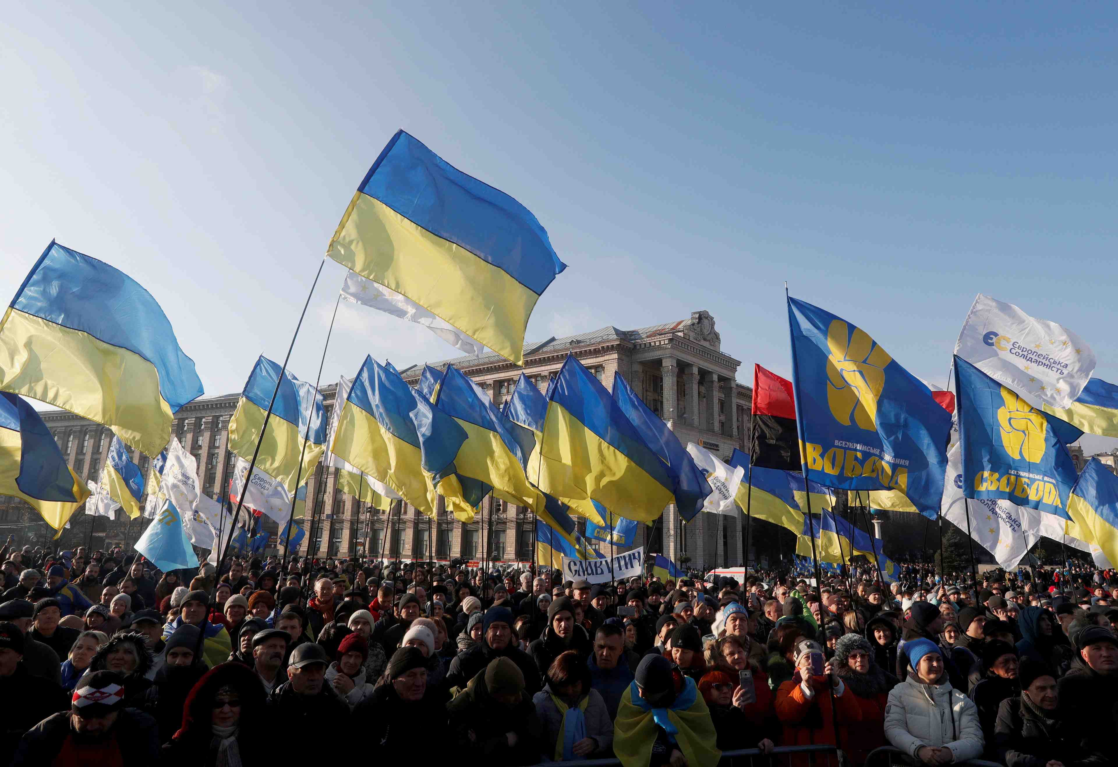 Des milliers d'ukrainiens appellent zelenski a ne pas capituler face a poutine