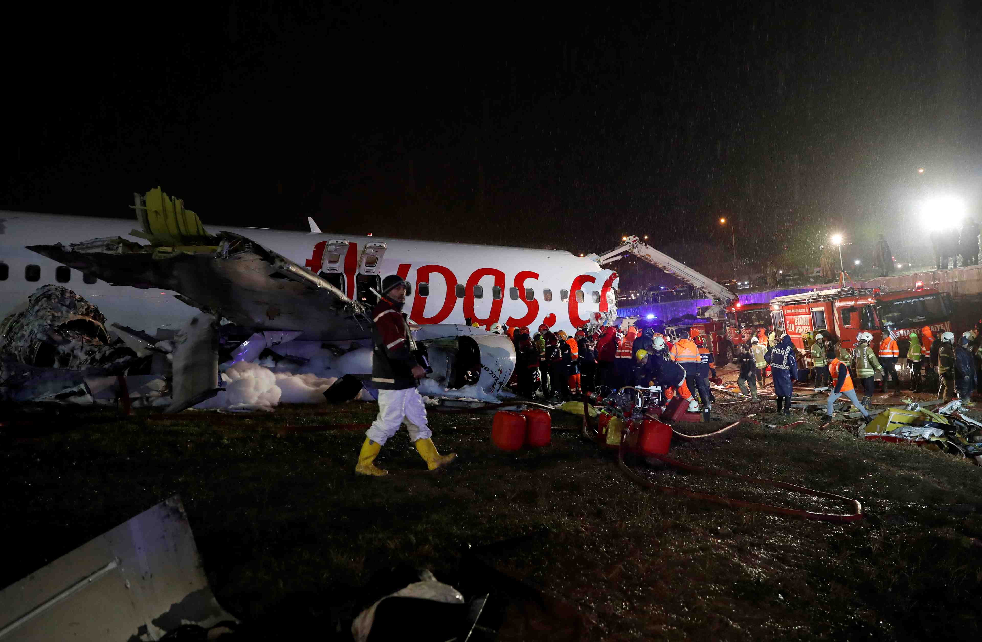 Un avion se brise a son atterrissage a istanbul