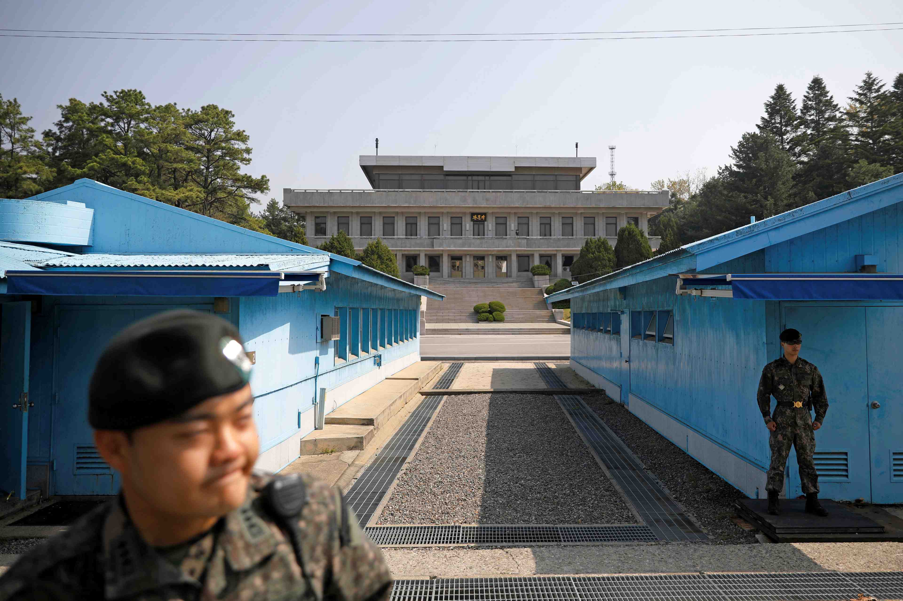 Seoul et pyongyang retablissent le "telephone rouge" intercoreen