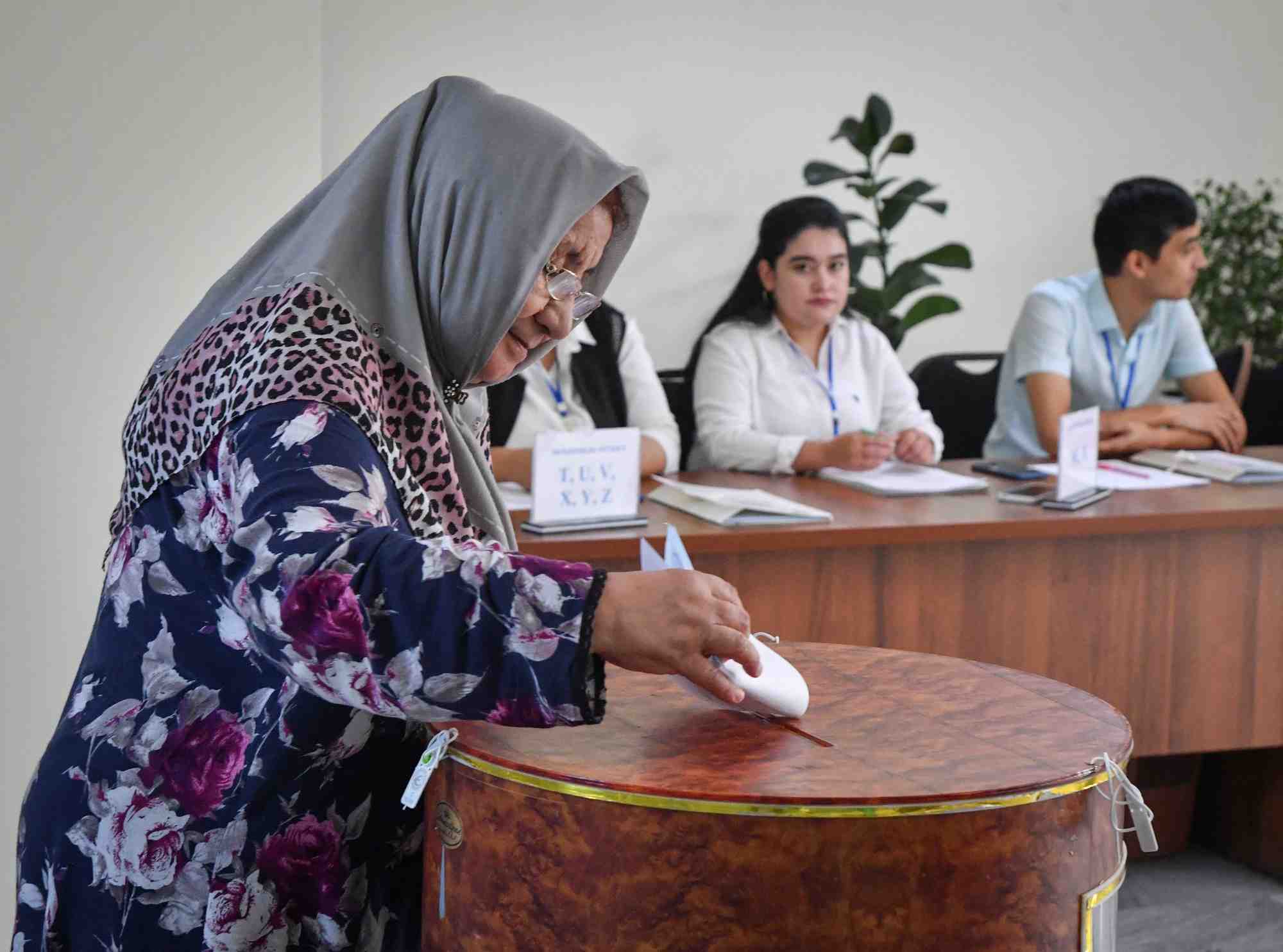 Une femme vote lors de l'election presidentielle a tashkent
