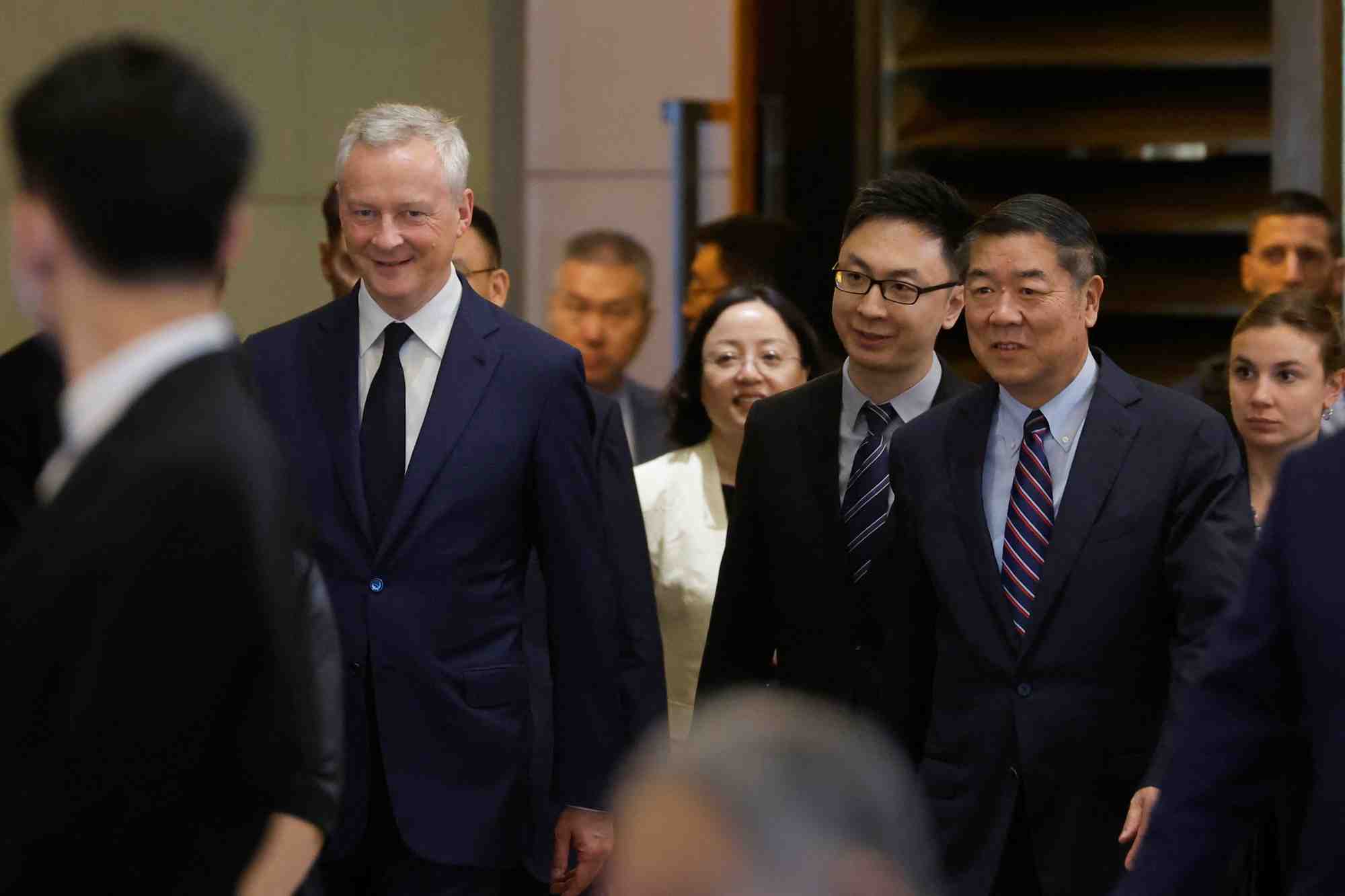 Le ministre français de l'Economie et des Finances Bruno Le Maire et le vice-Premier ministre chinois He Lifeng.