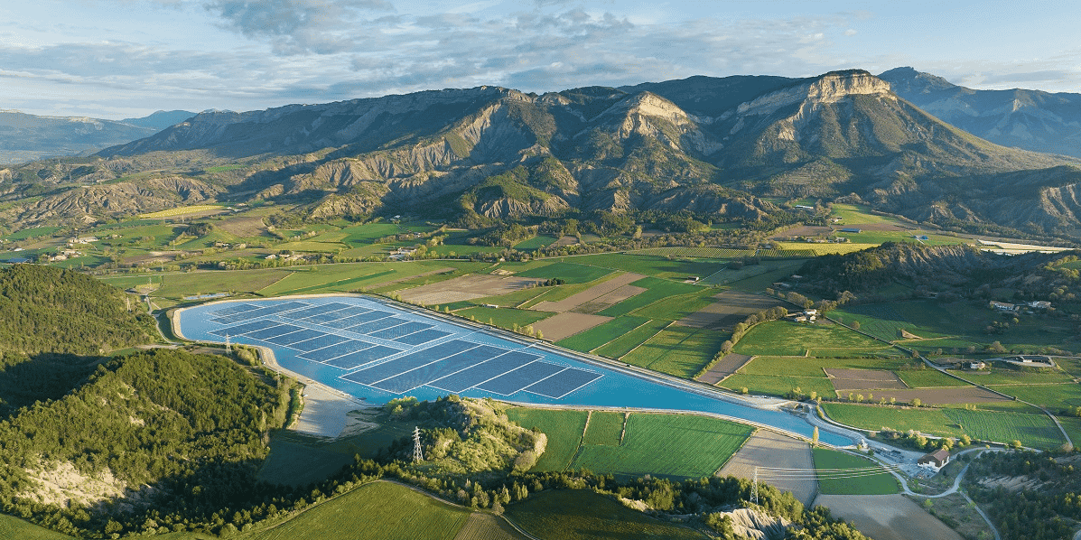 La centrale solaire flottante de Lazer, dans les Hautes-Alpes, doit contribuer à alimenter les Jeux 2024 en électricité.
