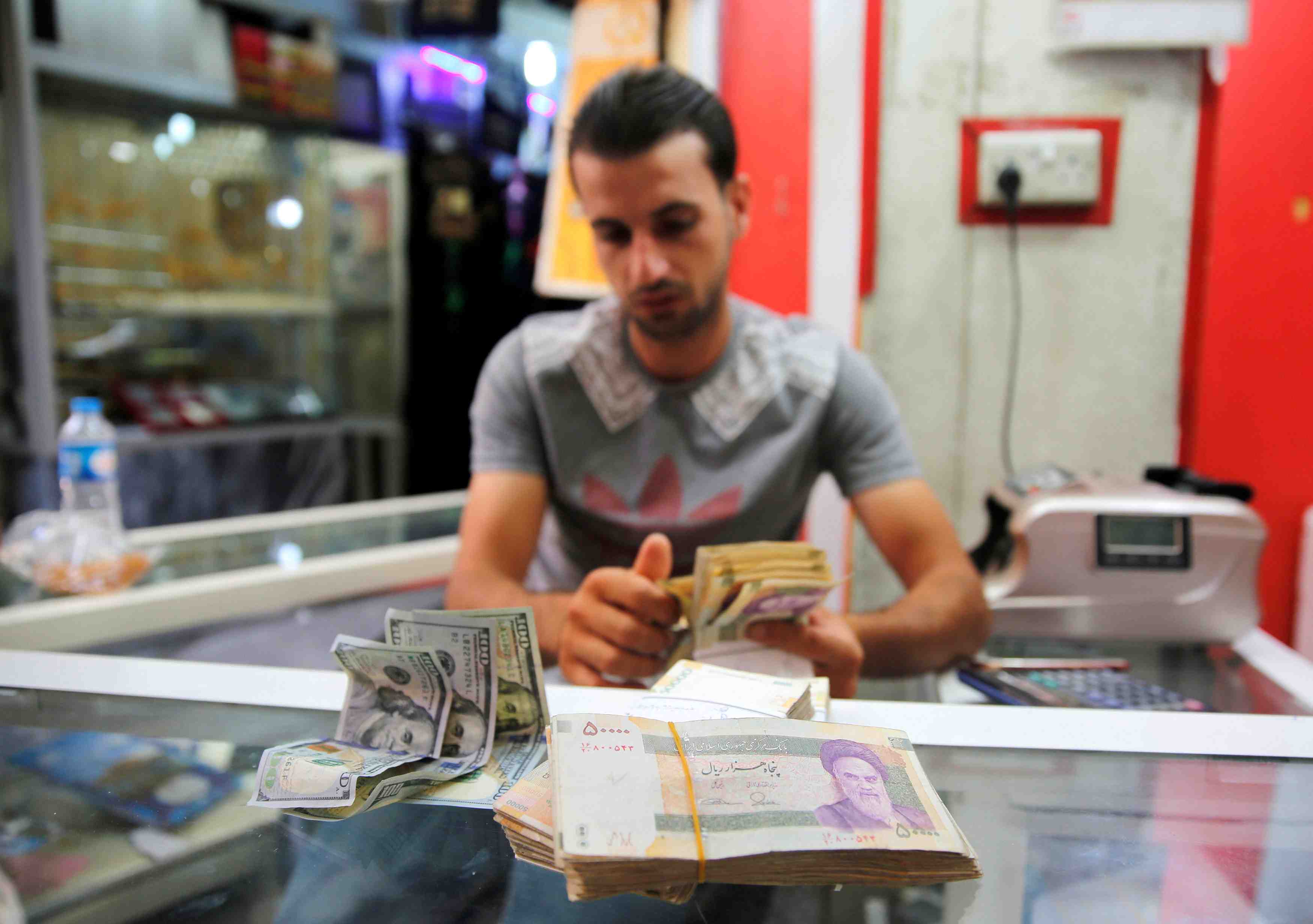 Iran: la banque centrale pourra intervenir pour soutenir le rial