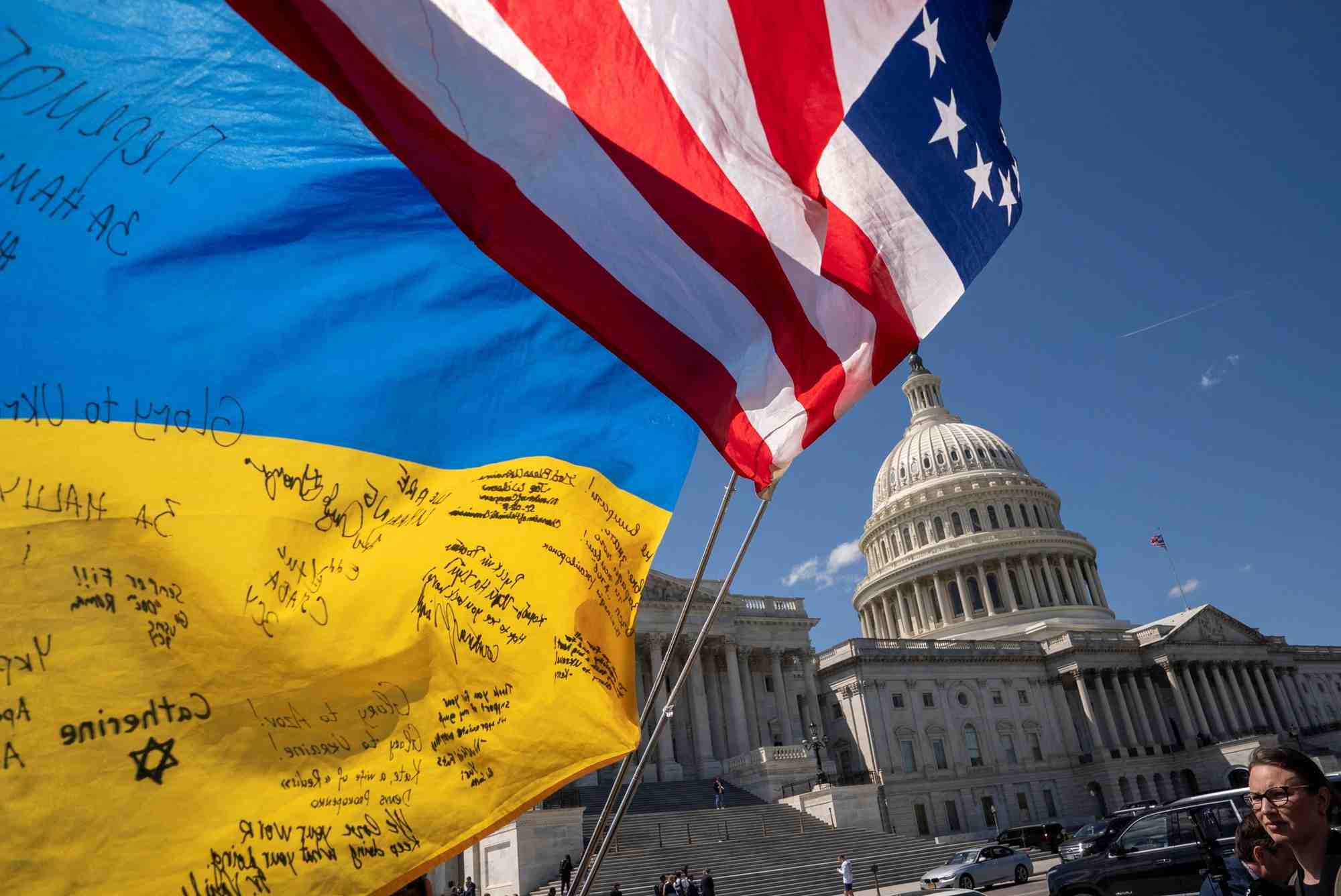 Photo des drapeaux de l'ukraine et des etats-unis qui flottent devant le capitole des etats-unis