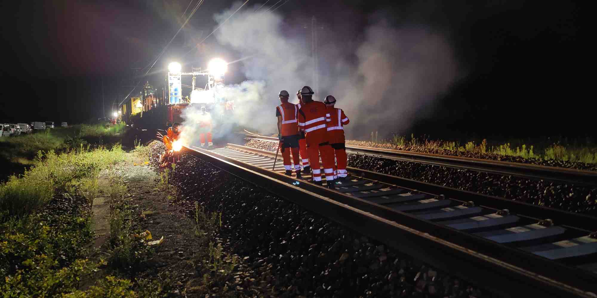 La modernisation d'une voie ferroviaire peut s'effectuer de nuit pour limiter l'impact sur le trafic, comme ici sur la ligne Bordeaux-Dax en septembre 2023.