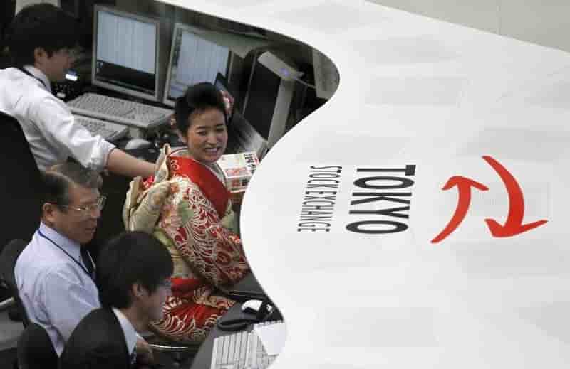 La bourse de tokyo finit presque inchangee