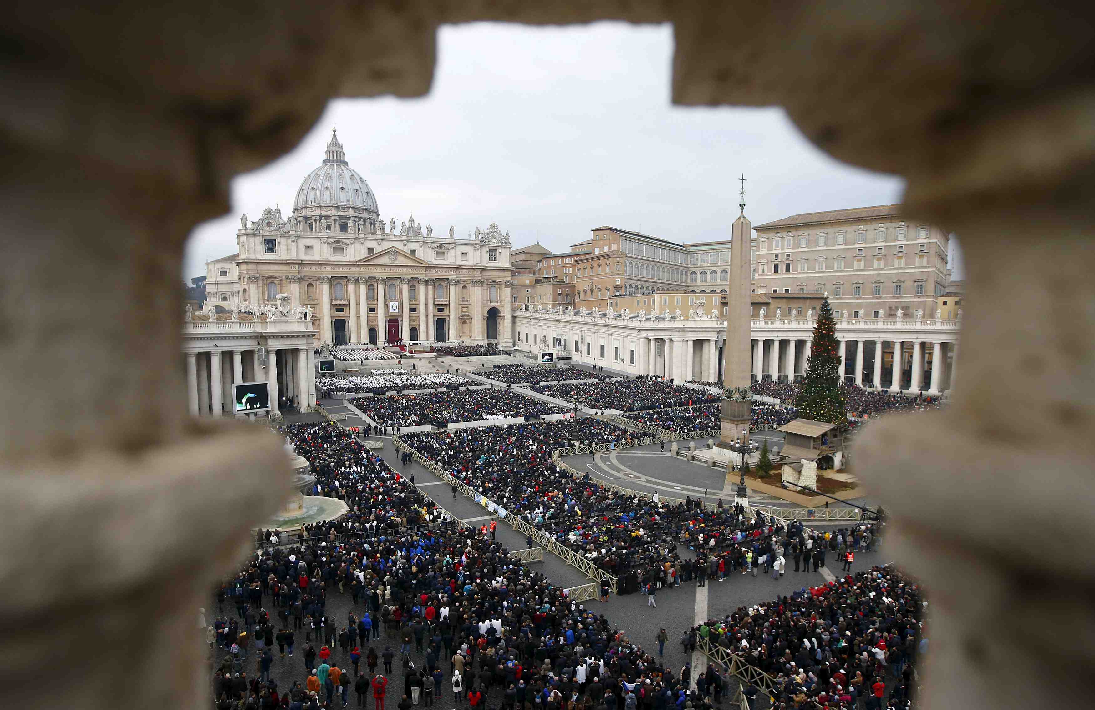 Des milliers de fideles au vatican pour l'ouverture de l'annee sainte