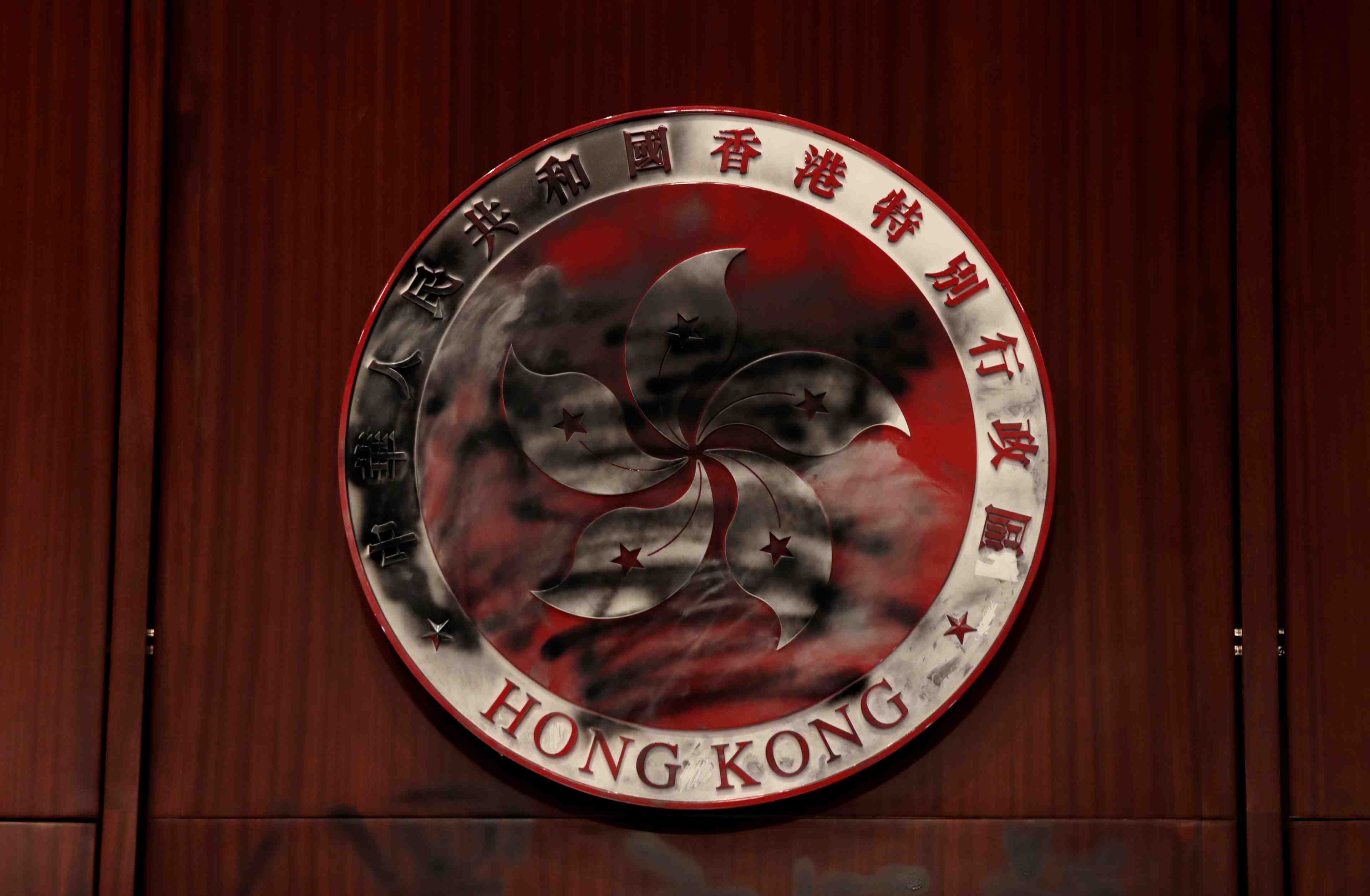 Treize arrestations a hong kong apres les violences aux abords du parlement