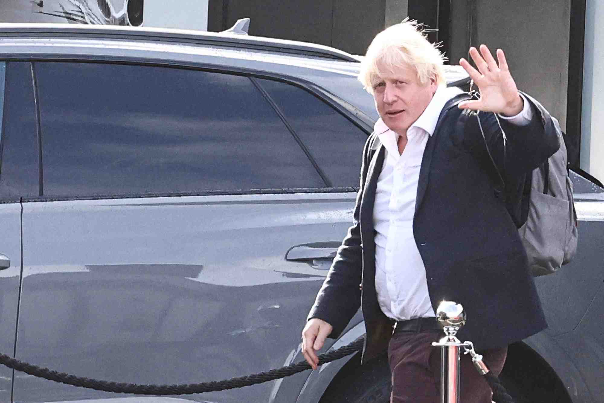 Boris johnson a l'aeroport de gatwick, pres de londres