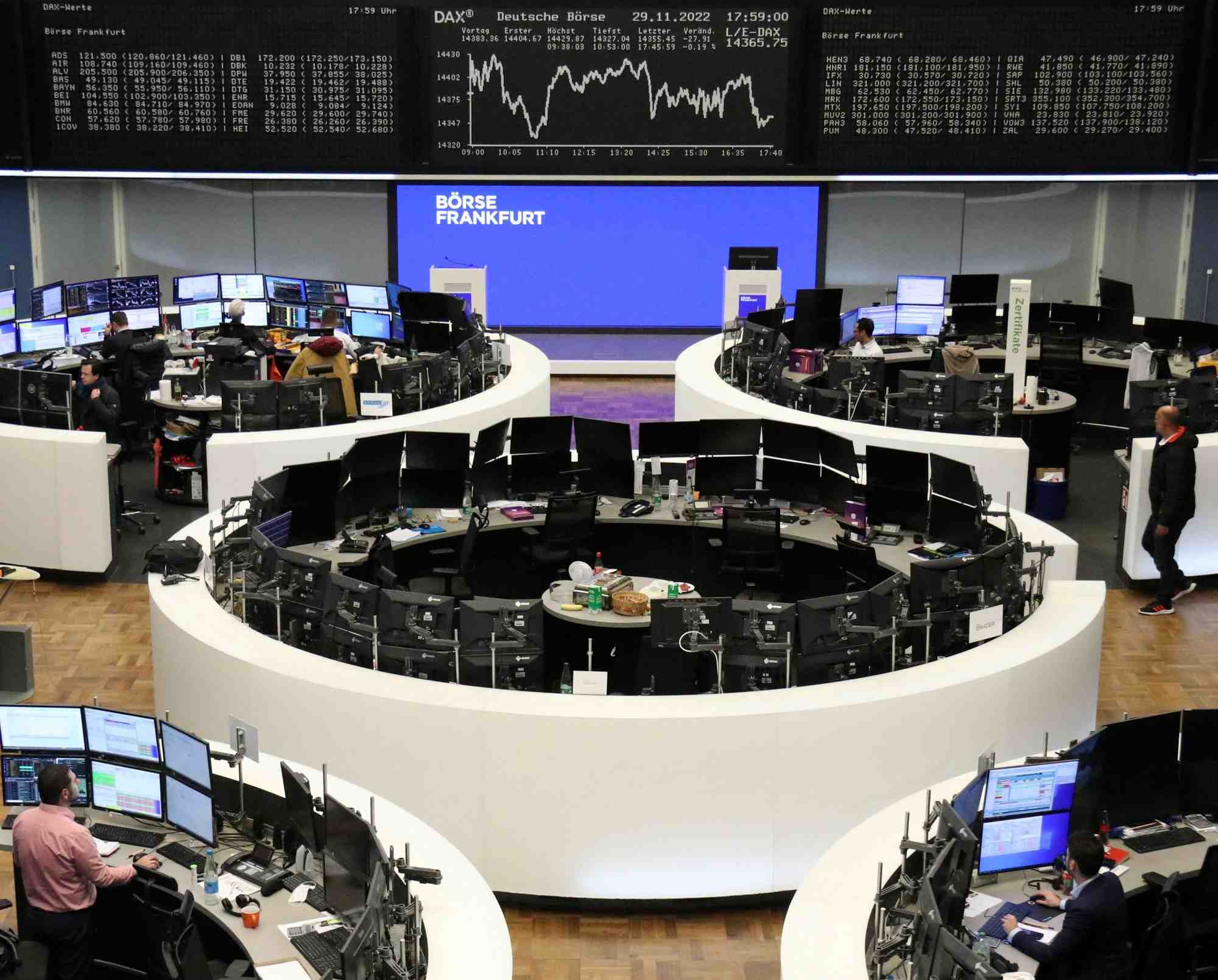 Le graphique de l'indice des prix des actions allemandes dax est photographie a la bourse de francfort