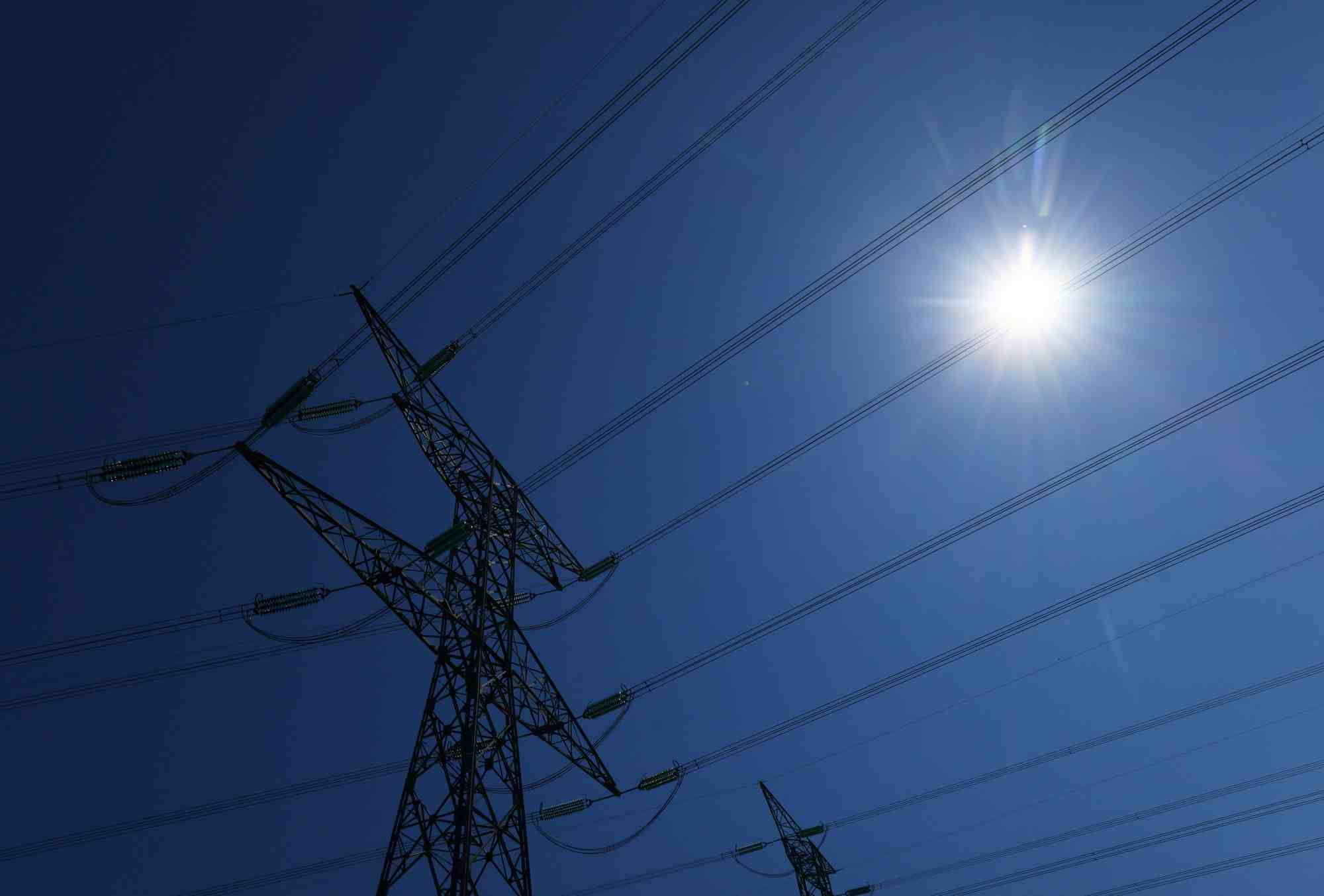 Des lignes electriques pres de la centrale nucleaire d'edf a cattenom, france