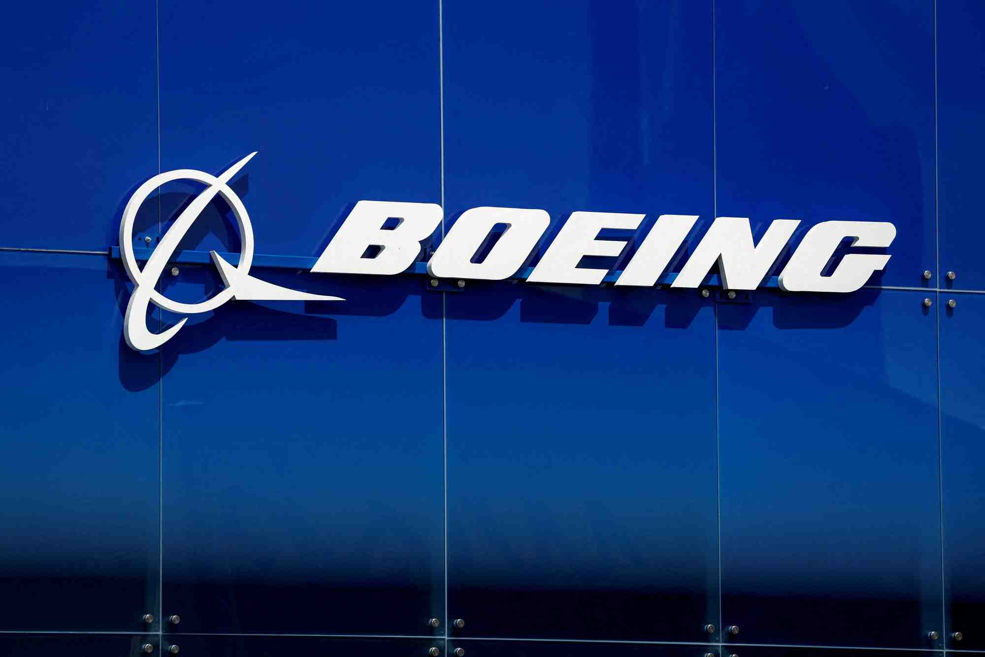 Le logo de boeing au 54e salon international de l'aeronautique et de l'espace de paris