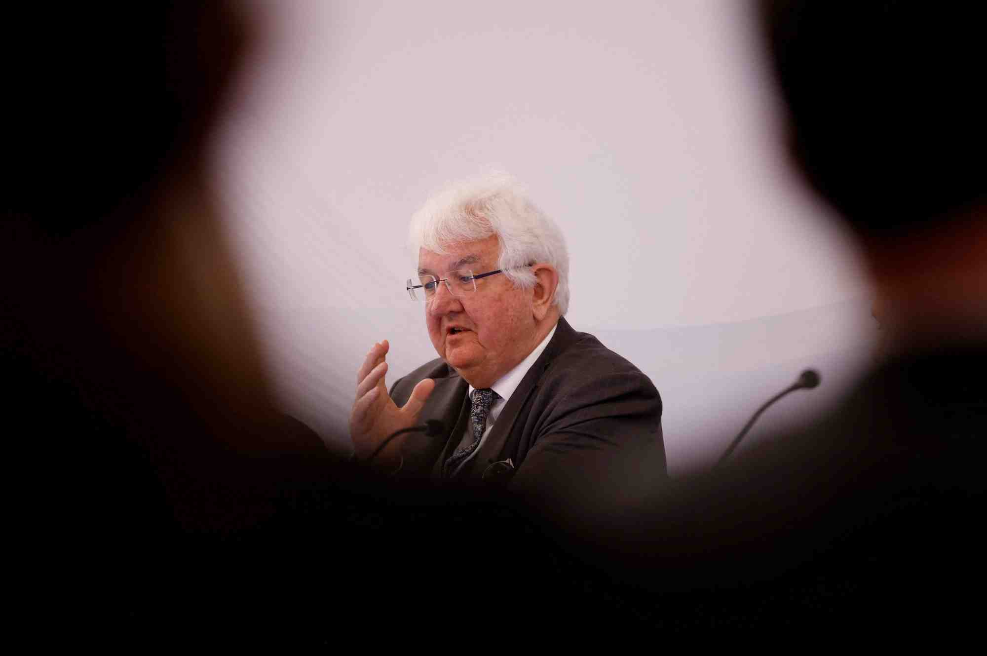 Robert holzmann s'adresse aux medias