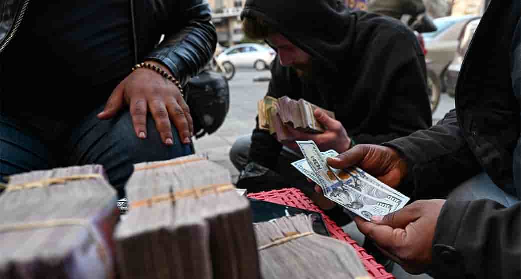 La livre syrienne ne vaut plus rien, mais désormais le change en devise étrangère est autorisé, même dans la rue.