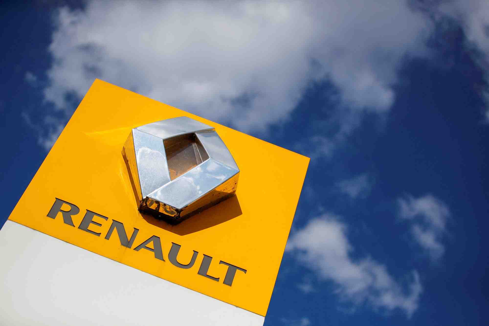 Photo du logo de renault chez un concessionnaire a paris