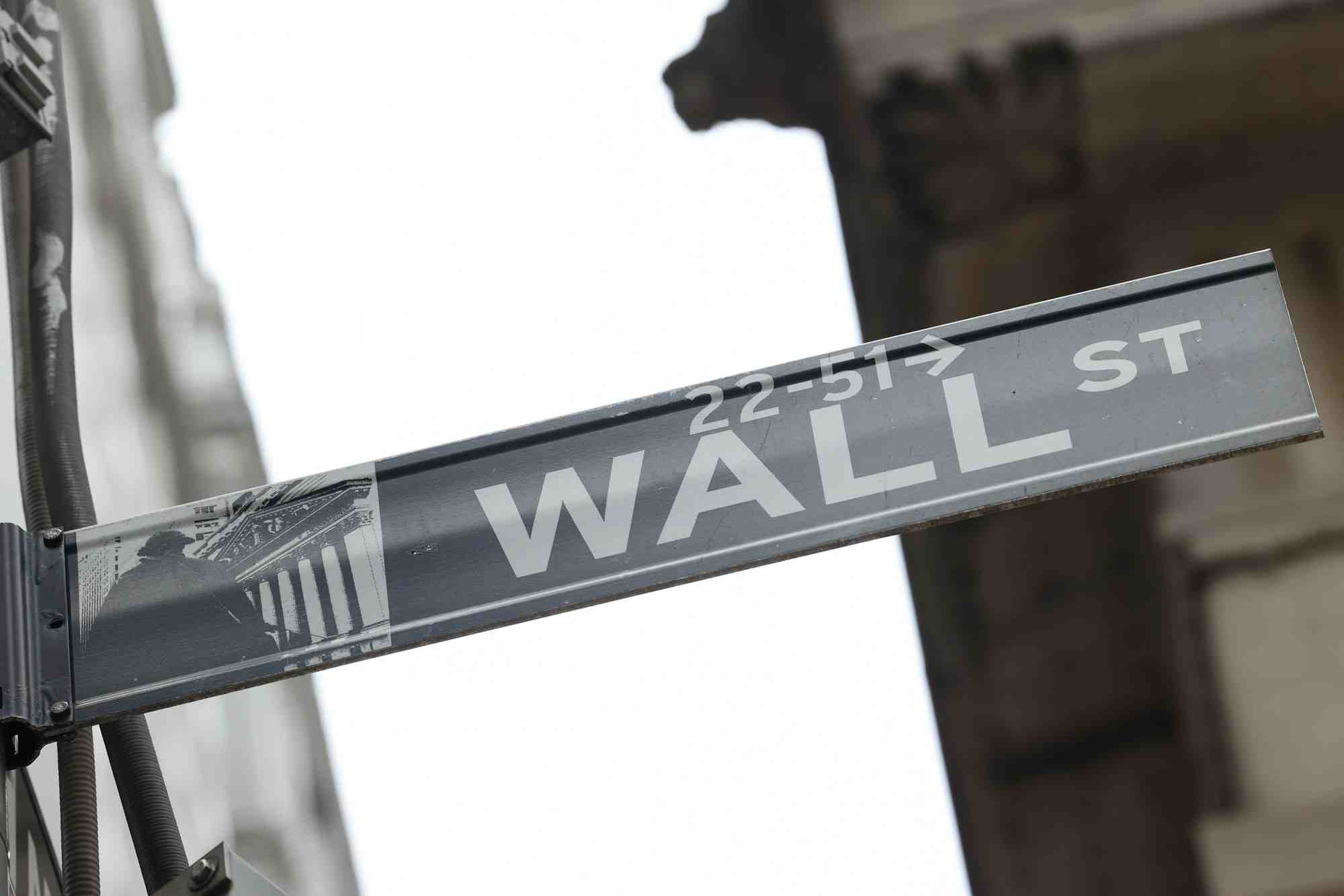 Une rue pres de wall street et de la bourse de new york