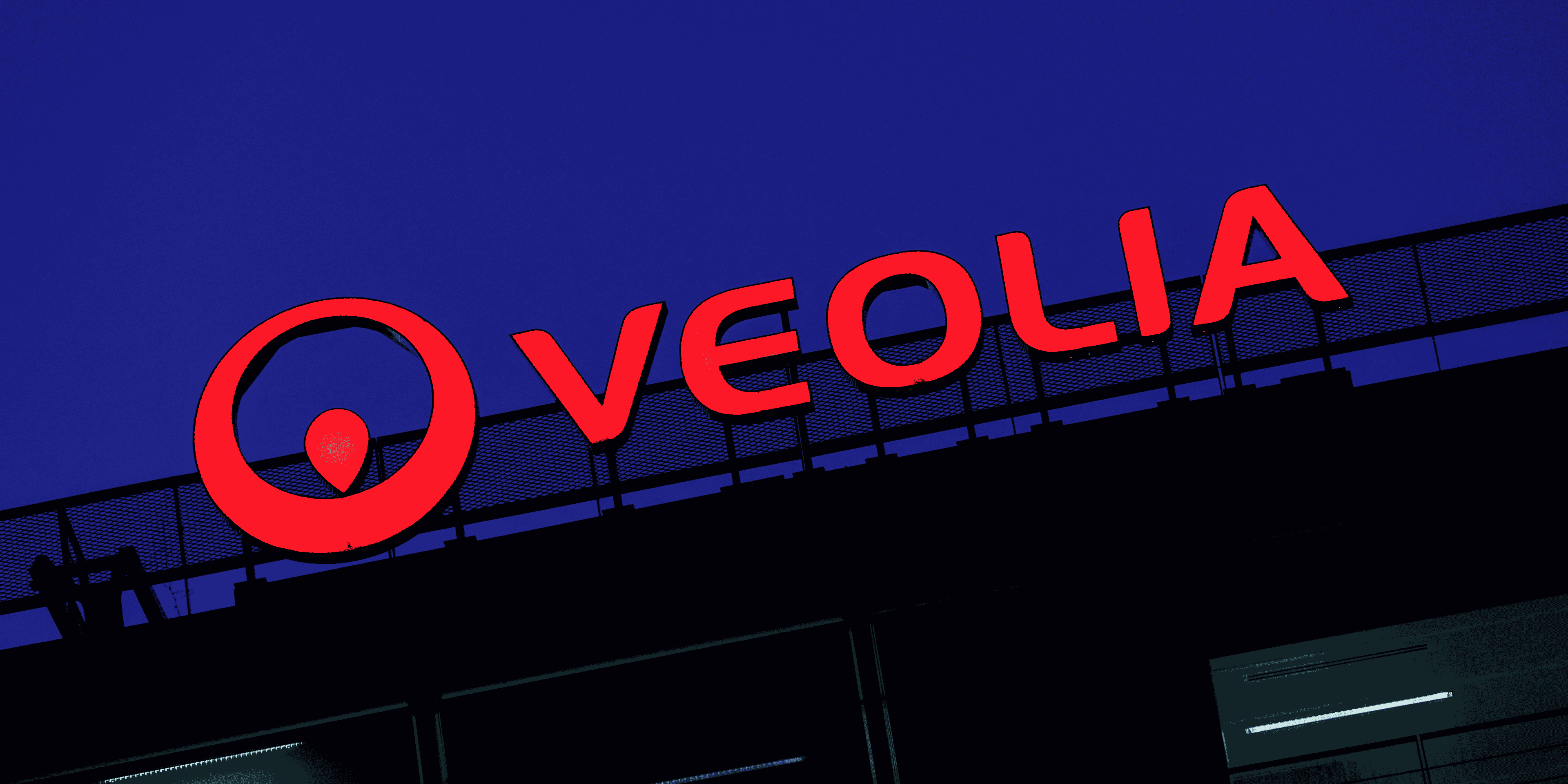 Un logo sur les fenetres du siege de veolia environnement a paris