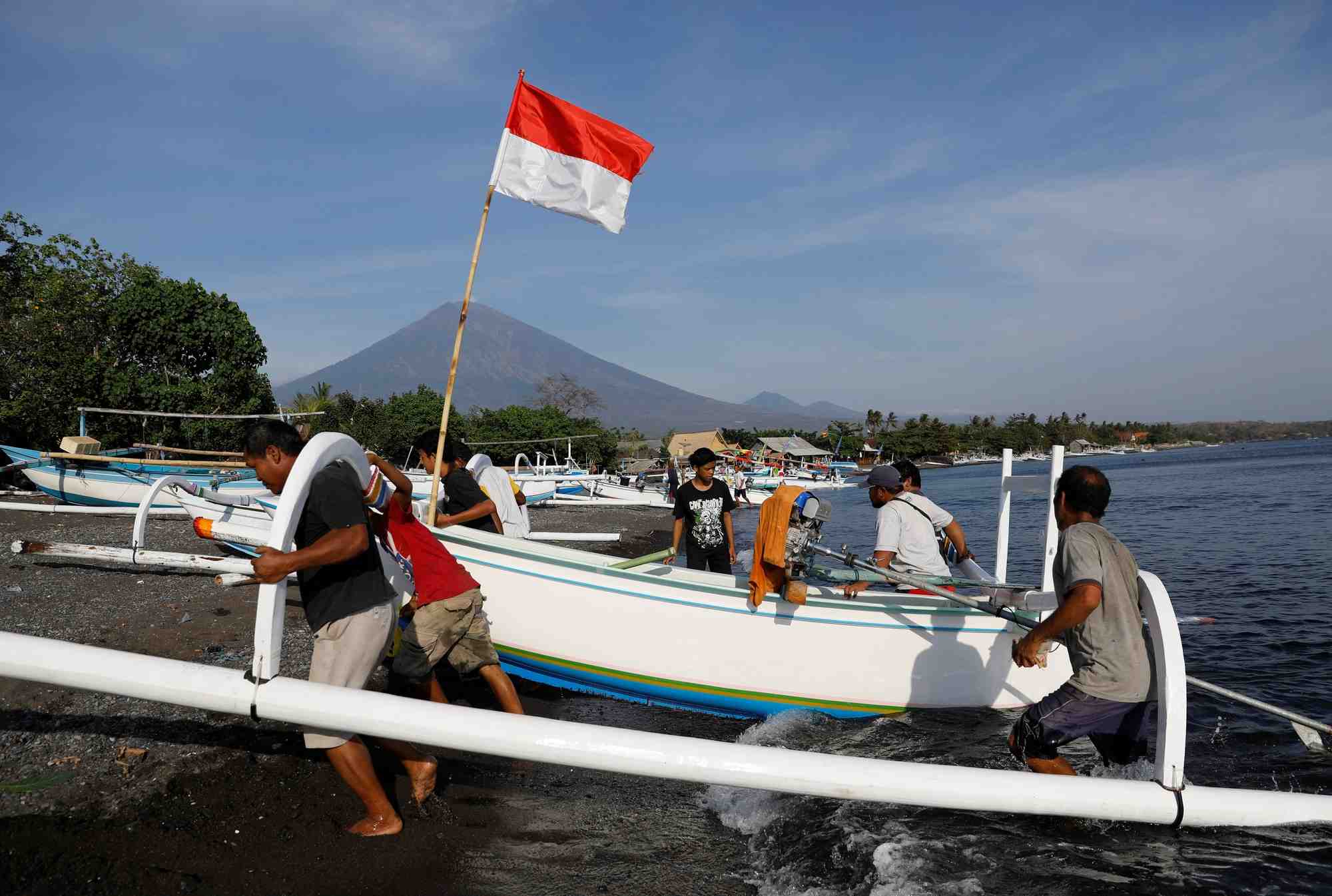 Un drapeau indonesien sur une plage de bali