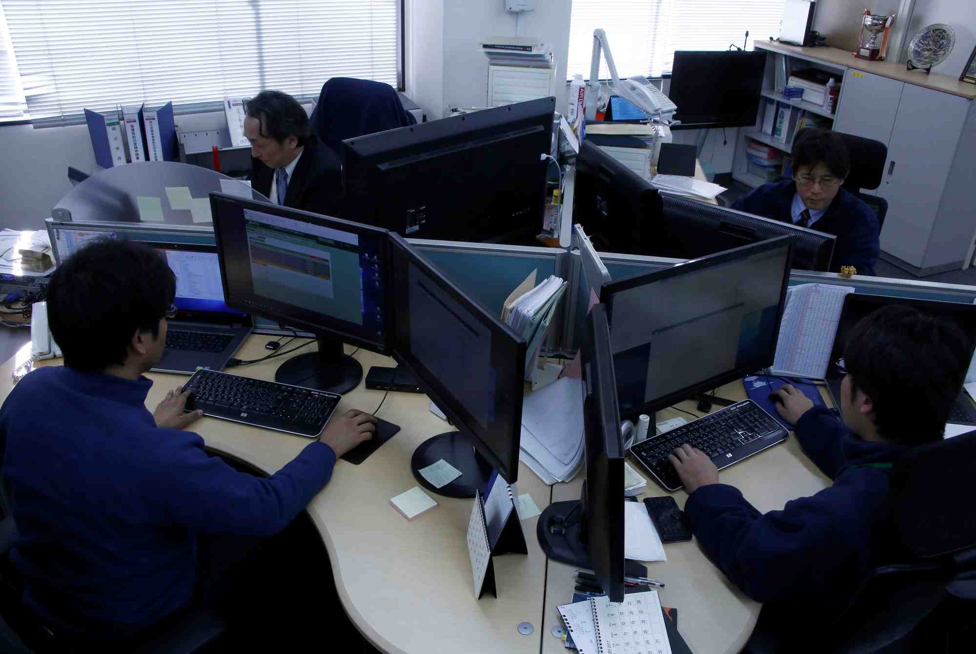 Des employes travaillent dans les bureaux de japan electric power exchange a tokyo