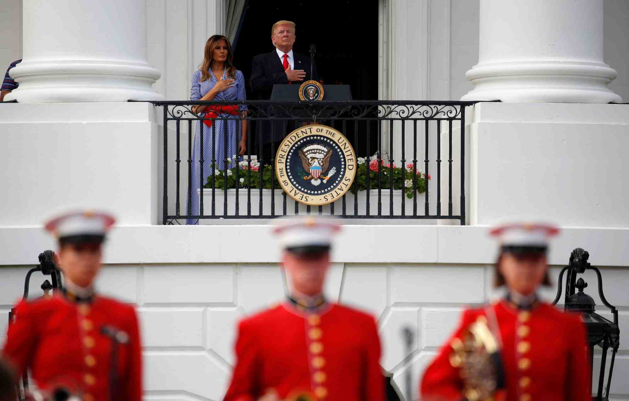 Donald trump et melania trump pendant l'hymne national a la maison blanche