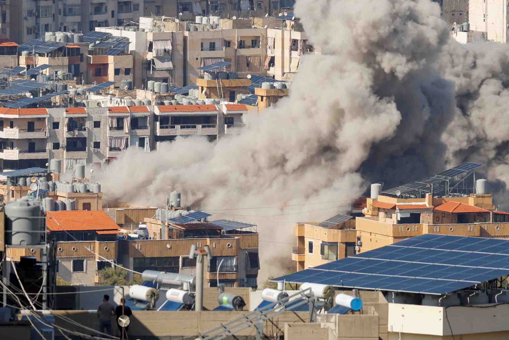 De la fumee s'eleve au-dessus des banlieues sud de beyrouth, apres une frappe israelienne