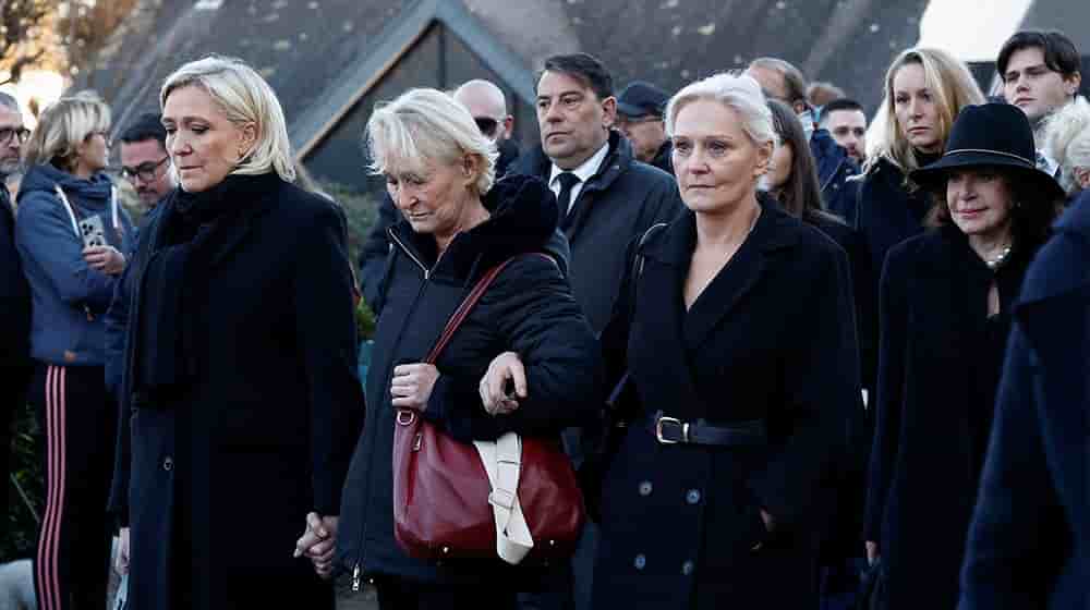 Le 11 janvier 2025, à La Trinité-sur-Mer, Marine Le Pen, Marie Caroline Le Pen, Yann Le Pen, Jany Le Pen et Marion Maréchal (en arrière plan) marchent derrière le corbillard transportant le cercueil de Jean-Marie Le Pen.