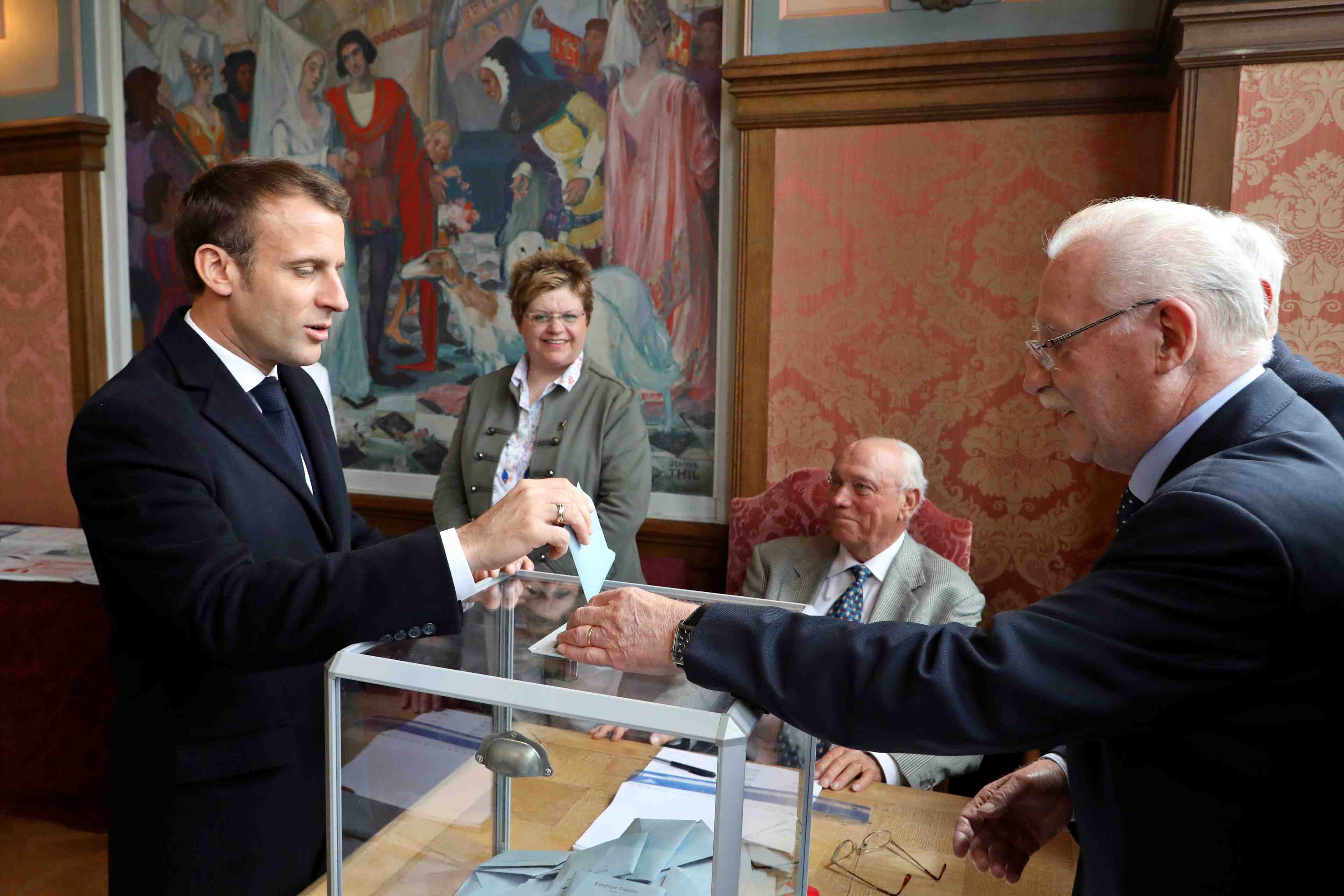 Europeennes: l'elysee salue un "score honorable", exclut toute inflexion