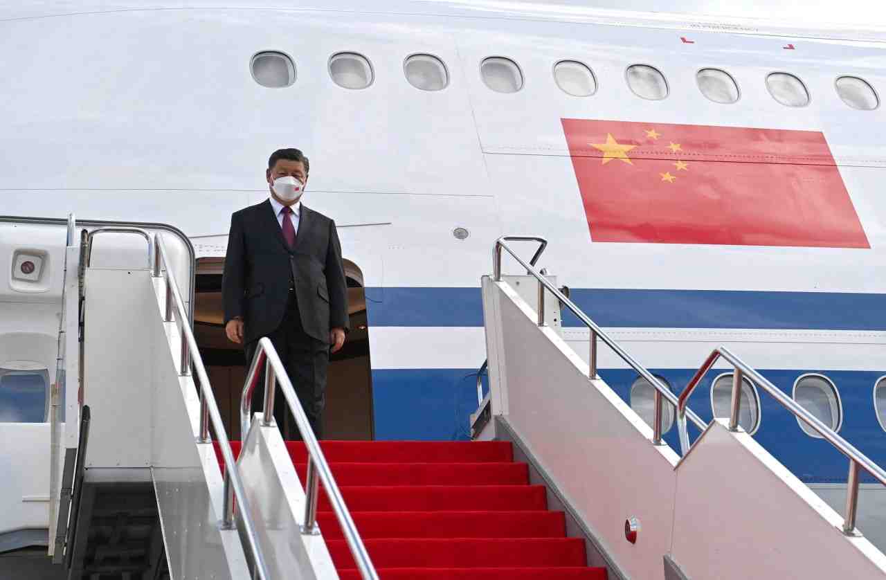 Le president chinois xi jinping atterrit a nur-sultan au kazakhstan