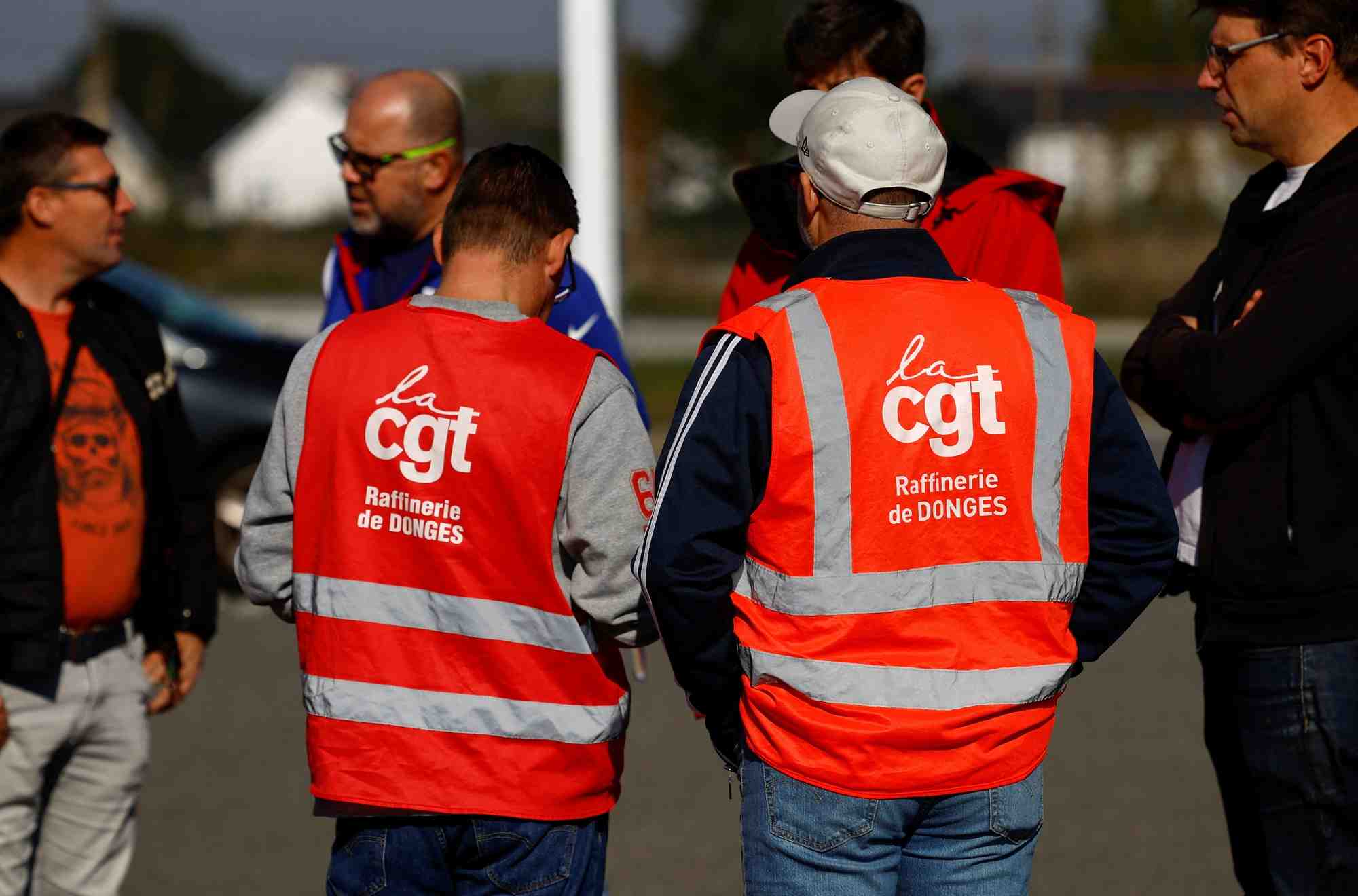 Des travailleurs en greve se rassemblent devant la raffinerie de totalenergies